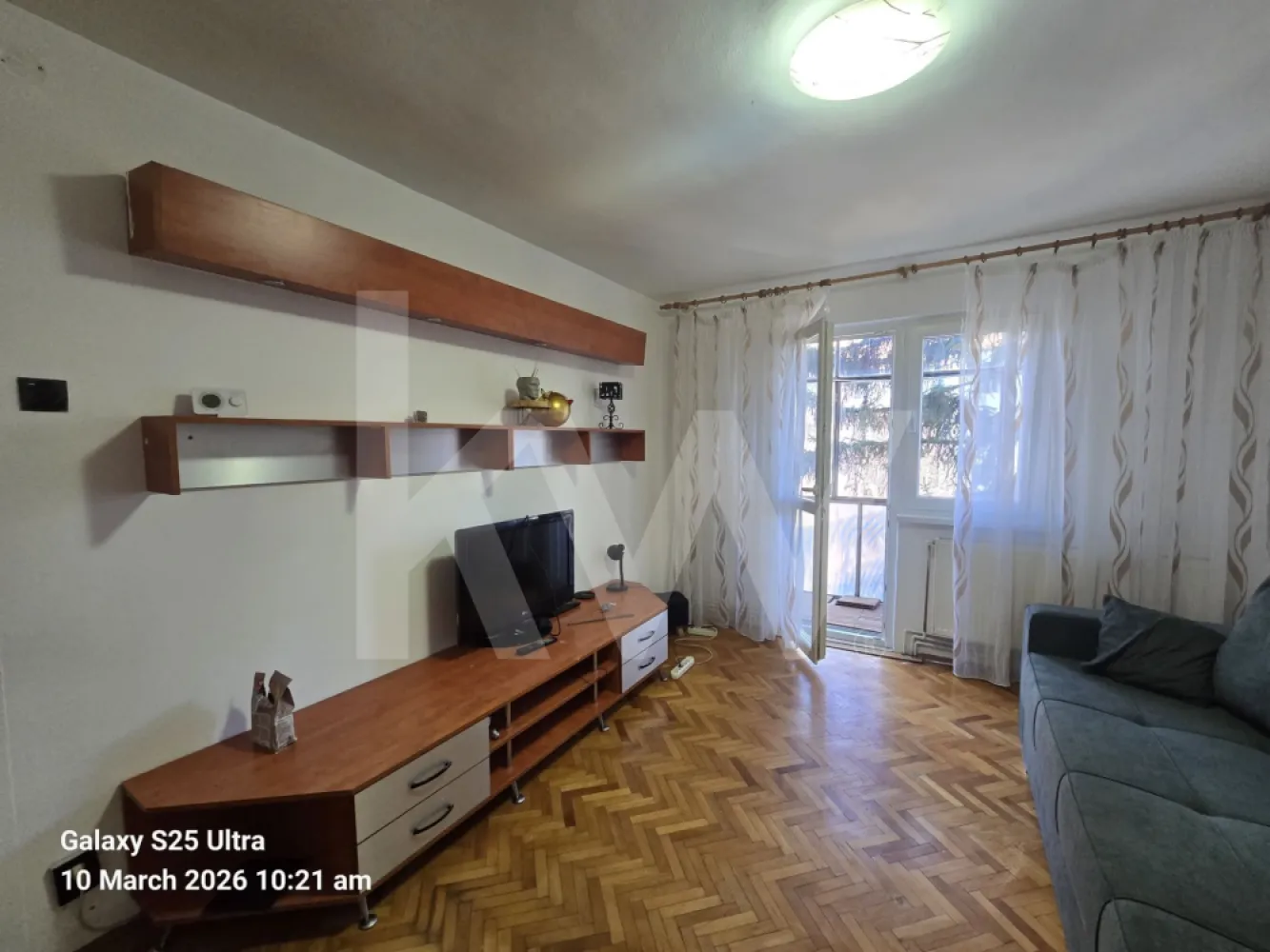 Apartament 2 camere - Se închiriază apartament semidecomandat cu 2 camere, situat la etajul 3, ideal pentru un cuplu, o persoană singură sau o familie. Locuința dispune de bucătărie separată, baie, balcon, pivniță și acces la uscătorie.

Apartamentul este luminos, bine compartimentat și oferă un spațiu confortabil și practic pentru locuit. Balconul reprezintă un loc ideal pentru relaxare, iar pivnița și uscătoria adaugă un plus de utilitate.

Imobilul este pet friendly, astfel încât animalele de companie sunt binevenite.

Caracteristici:

2 camere semidecomandate
Bucătărie separată
Baie
Balcon
Pivniță
Acces uscătorie
Etaj 3
Pet friendly