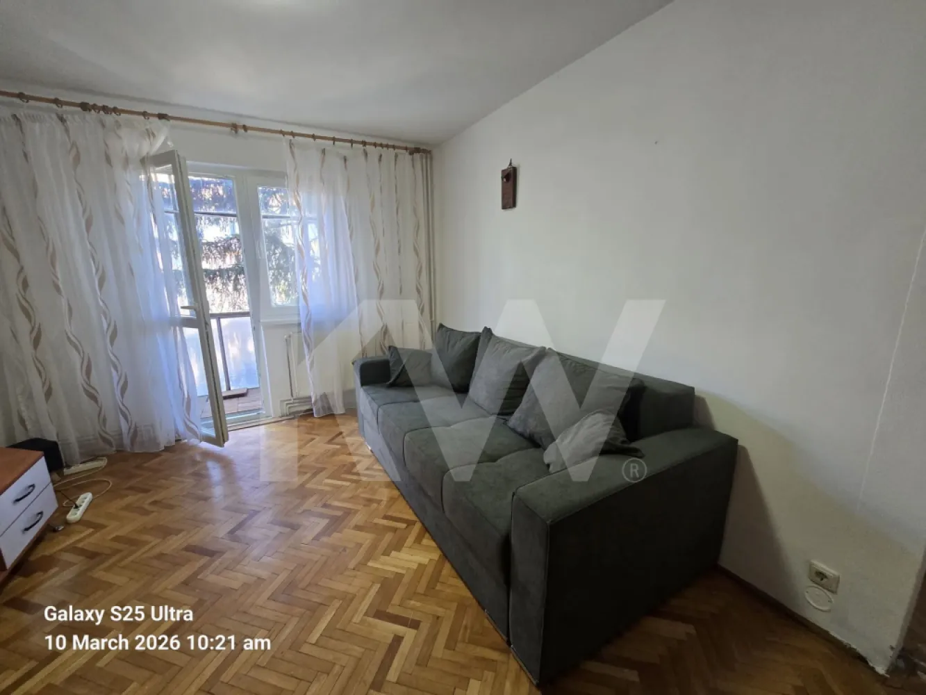 Apartament 2 camere - Se închiriază apartament semidecomandat cu 2 camere, situat la etajul 3, ideal pentru un cuplu, o persoană singură sau o familie. Locuința dispune de bucătărie separată, baie, balcon, pivniță și acces la uscătorie.

Apartamentul este luminos, bine compartimentat și oferă un spațiu confortabil și practic pentru locuit. Balconul reprezintă un loc ideal pentru relaxare, iar pivnița și uscătoria adaugă un plus de utilitate.

Imobilul este pet friendly, astfel încât animalele de companie sunt binevenite.

Caracteristici:

2 camere semidecomandate
Bucătărie separată
Baie
Balcon
Pivniță
Acces uscătorie
Etaj 3
Pet friendly