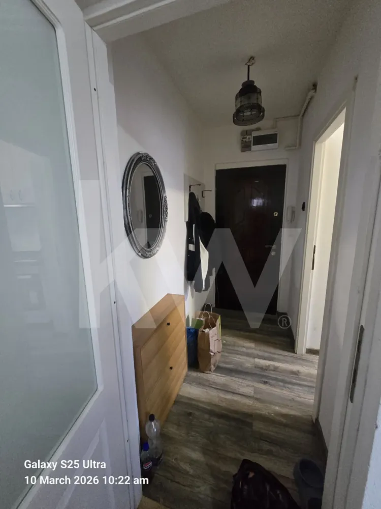 Apartament 2 camere - Se închiriază apartament semidecomandat cu 2 camere, situat la etajul 3, ideal pentru un cuplu, o persoană singură sau o familie. Locuința dispune de bucătărie separată, baie, balcon, pivniță și acces la uscătorie.

Apartamentul este luminos, bine compartimentat și oferă un spațiu confortabil și practic pentru locuit. Balconul reprezintă un loc ideal pentru relaxare, iar pivnița și uscătoria adaugă un plus de utilitate.

Imobilul este pet friendly, astfel încât animalele de companie sunt binevenite.

Caracteristici:

2 camere semidecomandate
Bucătărie separată
Baie
Balcon
Pivniță
Acces uscătorie
Etaj 3
Pet friendly