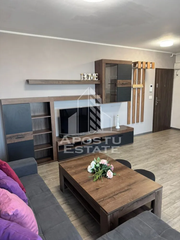 Apartament cu 2 camere , de inchiriat , Zona Aradului , Timisoara - Agentia imobiliara APOSTU ESTATE va propune spre inchiriere un apartament cu 2 camere, spatios si luminos, situat in zona Aradului , o zona linistita si bine pozitionata din Timisoara, potrivit pentru cupluri,familii, sau studenti care isi doresc o locuinta unde sa se simta confortabil si cu acces facil catre scoli, statii de autobuz, supermarketuri , magazine de zona, parcuri.

Suprafata utila: 53 mp
Compartimentare eficienta:
-Hol de acces generos
-Bucatarie complet mobilata si utilata, cu loc de luat masa
-Living luminos si spatios
-Dormitor mobilat si utilat
-Baie prevazuta dus
-Balcon deschis 
Confort si facilitati:
-Incalzirea apartamentului: centrala proprie cu încălzire in pardoseala 
-Apartamentul este complet mobilat si utilat
-loc de parcare inclus in pret 
Localizare:
-Timis,Timisoara, zona Girocului – acces facil spre magazine, supermarketul Lidl, scoli, parcuri si mijloace de transport in comun.

Ideal pentru:
-Familii
-Cupluri
-Studenti
Pret chirie lunara: 450 euro 
Programeaza o vizionare pentru a-ti putea imagina viitorul aici!
ID intern: CP3147930