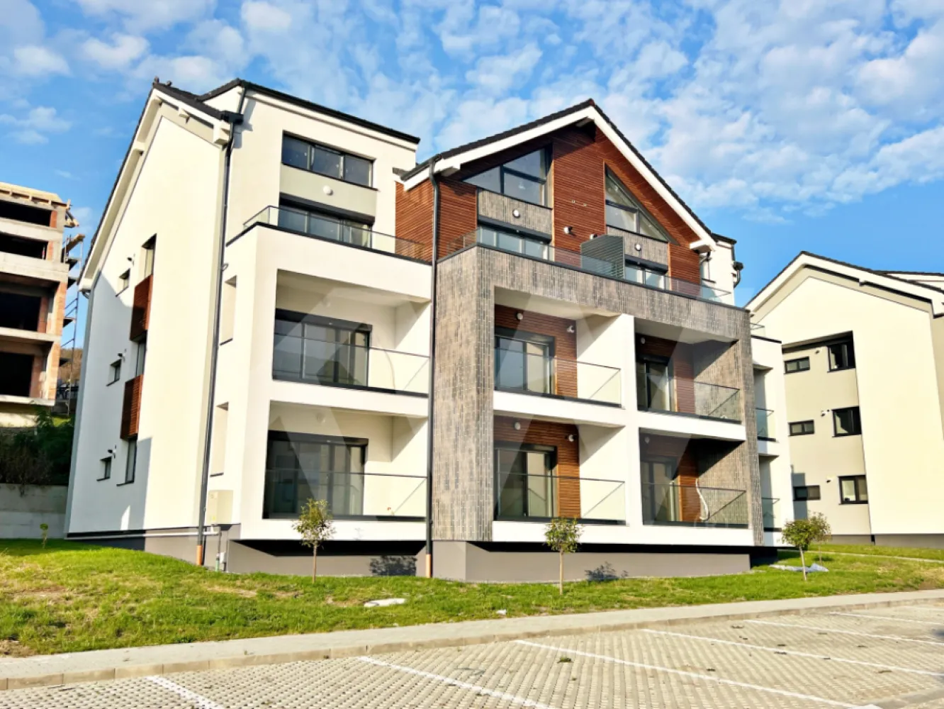 Apartament tip STUDIO et.1 - Vila cu design modern în Cristian-Sibiu - De Vânzare: Apartament Tip Studio cu 1 Cameră - Sibiu, Cristian 
INTĂBULAT!!!
Preț: 64500 euro cu TVA de 21 % inclus 
Avans 20%
Caracteristici Generale:

Suprafață utilă: 37.54 mp
Logie: 7.63 mp
Etaj: 1/2 (Clădire P+2E, cu 4 apartamente pe nivel)

Descriere și Avantaje:

Locație exclusivistă: 
Ansamblul rezidențial situat în zona Cristian, la doar 4 minute de zona Industrială Vest și Metro, și 15 minute de centrul istoric al Sibiului.
Design modern: Stil arhitectural unic, cu insertii de larice siberian.
- Încălzire în pardoseală
- Izolație cu vată bazaltică
- Ferestre termopan cu 3 foi de sticlă
- Jaluzele exterioare electrice
- Terasă generoasă
- Zone verzi amenajate
- Casa scării finisată cu gresie și balustradă metalică
- Balcon: Orientare sudică, predat finisat cu granit și sticlă securizată.
- Loc de parcare: Inclus în preț.
Important! Băile sunt amenajate cu mobilier elegant Kroner și dotate cu obiecte sanitare de înaltă calitate Grohe și Ramon Soler, pentru un plus de confort și rafinament.
Priveliste: Superbă, cu vedere spre munți și înconjurată de spații verzi (ocupare teritorială de doar 25%, restul fiind spații verzi).

Facilități ansamblu:
- 4 locuri de joacă pentru copii
- Teren de fotbal
- Vegetație bogată

Predare: Gata de predare!!!