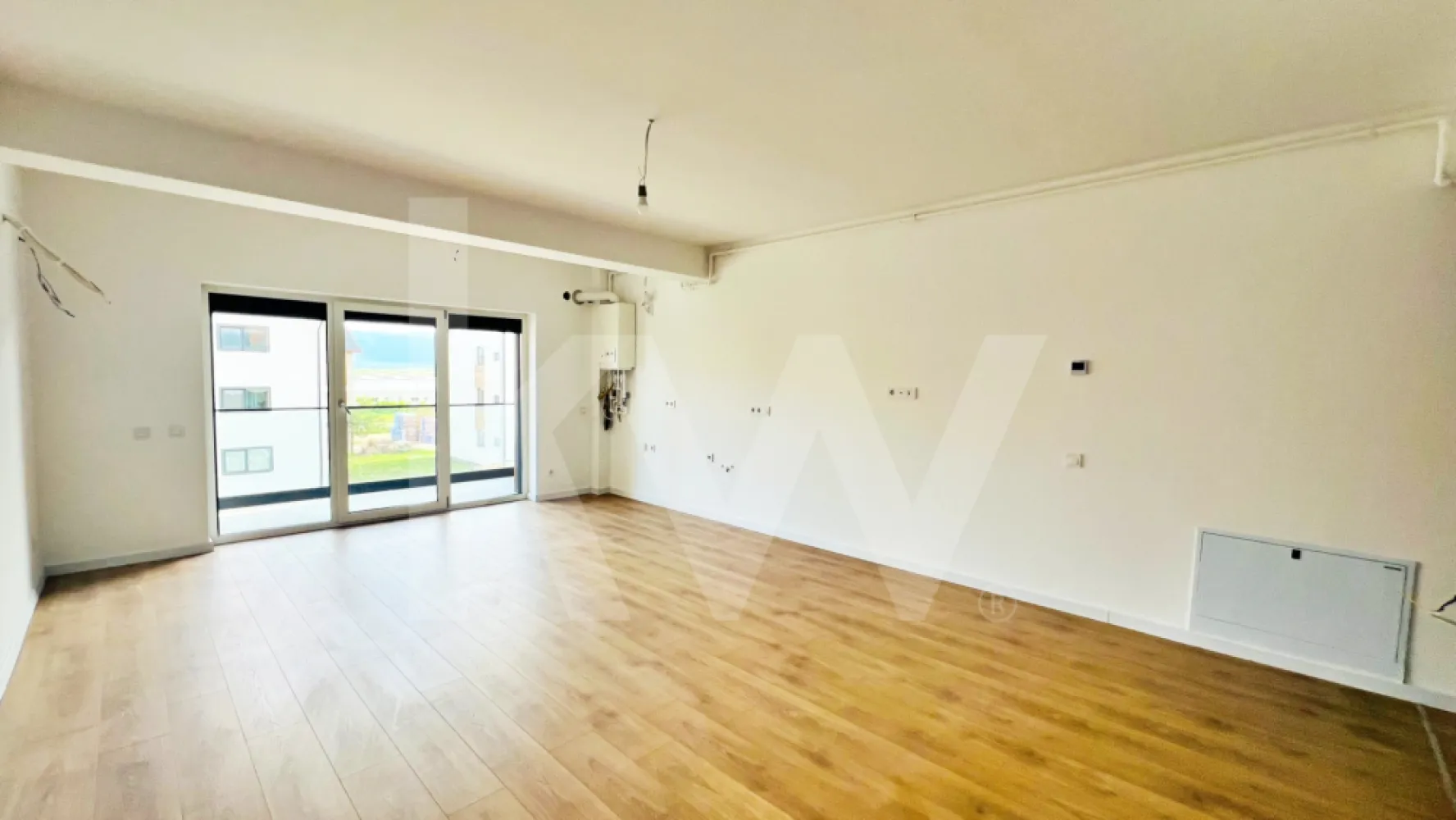 Apartament tip STUDIO et.1 - Vila cu design modern în Cristian-Sibiu - De Vânzare: Apartament Tip Studio cu 1 Cameră - Sibiu, Cristian 
INTĂBULAT!!!
Preț: 64500 euro cu TVA de 21 % inclus 
Avans 20%
Caracteristici Generale:

Suprafață utilă: 37.54 mp
Logie: 7.63 mp
Etaj: 1/2 (Clădire P+2E, cu 4 apartamente pe nivel)

Descriere și Avantaje:

Locație exclusivistă: 
Ansamblul rezidențial situat în zona Cristian, la doar 4 minute de zona Industrială Vest și Metro, și 15 minute de centrul istoric al Sibiului.
Design modern: Stil arhitectural unic, cu insertii de larice siberian.
- Încălzire în pardoseală
- Izolație cu vată bazaltică
- Ferestre termopan cu 3 foi de sticlă
- Jaluzele exterioare electrice
- Terasă generoasă
- Zone verzi amenajate
- Casa scării finisată cu gresie și balustradă metalică
- Balcon: Orientare sudică, predat finisat cu granit și sticlă securizată.
- Loc de parcare: Inclus în preț.
Important! Băile sunt amenajate cu mobilier elegant Kroner și dotate cu obiecte sanitare de înaltă calitate Grohe și Ramon Soler, pentru un plus de confort și rafinament.
Priveliste: Superbă, cu vedere spre munți și înconjurată de spații verzi (ocupare teritorială de doar 25%, restul fiind spații verzi).

Facilități ansamblu:
- 4 locuri de joacă pentru copii
- Teren de fotbal
- Vegetație bogată

Predare: Gata de predare!!!