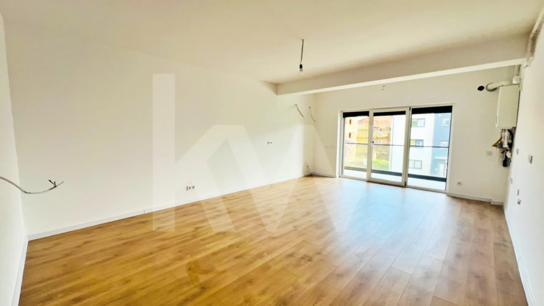 Apartament tip STUDIO et.1 - Vila cu design modern în Cristian-Sibiu - De Vânzare: Apartament Tip Studio cu 1 Cameră - Sibiu, Cristian 
INTĂBULAT!!!
Preț: 64500 euro cu TVA de 21 % inclus 
Avans 20%
Caracteristici Generale:

Suprafață utilă: 37.54 mp
Logie: 7.63 mp
Etaj: 1/2 (Clădire P+2E, cu 4 apartamente pe nivel)

Descriere și Avantaje:

Locație exclusivistă: 
Ansamblul rezidențial situat în zona Cristian, la doar 4 minute de zona Industrială Vest și Metro, și 15 minute de centrul istoric al Sibiului.
Design modern: Stil arhitectural unic, cu insertii de larice siberian.
- Încălzire în pardoseală
- Izolație cu vată bazaltică
- Ferestre termopan cu 3 foi de sticlă
- Jaluzele exterioare electrice
- Terasă generoasă
- Zone verzi amenajate
- Casa scării finisată cu gresie și balustradă metalică
- Balcon: Orientare sudică, predat finisat cu granit și sticlă securizată.
- Loc de parcare: Inclus în preț.
Important! Băile sunt amenajate cu mobilier elegant Kroner și dotate cu obiecte sanitare de înaltă calitate Grohe și Ramon Soler, pentru un plus de confort și rafinament.
Priveliste: Superbă, cu vedere spre munți și înconjurată de spații verzi (ocupare teritorială de doar 25%, restul fiind spații verzi).

Facilități ansamblu:
- 4 locuri de joacă pentru copii
- Teren de fotbal
- Vegetație bogată

Predare: Gata de predare!!!