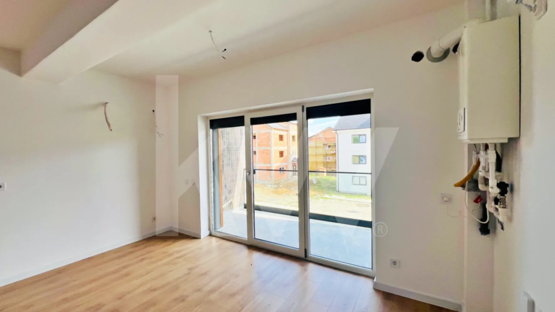 Apartament tip STUDIO et.1 - Vila cu design modern în Cristian-Sibiu - De Vânzare: Apartament Tip Studio cu 1 Cameră - Sibiu, Cristian 
INTĂBULAT!!!
Preț: 64500 euro cu TVA de 21 % inclus 
Avans 20%
Caracteristici Generale:

Suprafață utilă: 37.54 mp
Logie: 7.63 mp
Etaj: 1/2 (Clădire P+2E, cu 4 apartamente pe nivel)

Descriere și Avantaje:

Locație exclusivistă: 
Ansamblul rezidențial situat în zona Cristian, la doar 4 minute de zona Industrială Vest și Metro, și 15 minute de centrul istoric al Sibiului.
Design modern: Stil arhitectural unic, cu insertii de larice siberian.
- Încălzire în pardoseală
- Izolație cu vată bazaltică
- Ferestre termopan cu 3 foi de sticlă
- Jaluzele exterioare electrice
- Terasă generoasă
- Zone verzi amenajate
- Casa scării finisată cu gresie și balustradă metalică
- Balcon: Orientare sudică, predat finisat cu granit și sticlă securizată.
- Loc de parcare: Inclus în preț.
Important! Băile sunt amenajate cu mobilier elegant Kroner și dotate cu obiecte sanitare de înaltă calitate Grohe și Ramon Soler, pentru un plus de confort și rafinament.
Priveliste: Superbă, cu vedere spre munți și înconjurată de spații verzi (ocupare teritorială de doar 25%, restul fiind spații verzi).

Facilități ansamblu:
- 4 locuri de joacă pentru copii
- Teren de fotbal
- Vegetație bogată

Predare: Gata de predare!!!