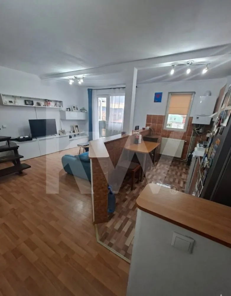 Apartament 3 camere, 2 bai, 2 balcoane de vânzare 75mp TEREZIAN - Apartament de vânzare în Sibiu, zona Terezian  83.500 EUR.
Vă propunem spre vânzare un apartament modern, situat la etajul 5 din 5, dispus pe două niveluri, amplasat într-o zonă de interes ridicat, cu acces facil către toate punctele importante ale orașului.
Locuința are o suprafață utilă de 67 mp, iar împreună cu cele două balcoane generoase ajunge la 75 mp, fiind compartimentată eficient astfel:
 Nivel 1: living cu bucătărie open-space, dormitor, baie, hol, balcon
 Nivel 2: dormitor, baie, balcon
Apartamentul se vinde complet mobilat și utilat, fiind pregătit pentru mutare imediată. Beneficiază de dotări precum: mașină de spălat rufe, mașină de spălat vase,aragaz,hota, frigider și centrală termică nouă Vaillant EcoTec Pro, cu garanție de 10 ani.
Imobilul este situat într-o zonă bine dezvoltată, având în imediata apropiere școli, grădinițe, mijloace de transport în comun și magazine, oferind astfel confort și acces rapid la toate facilitățile necesare unui stil de viață modern.
Preț: 83.500 euro