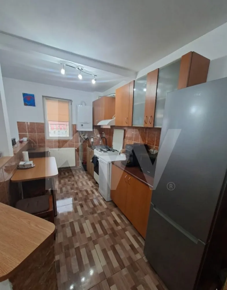 Apartament 3 camere, 2 bai, 2 balcoane de vânzare 75mp TEREZIAN - Apartament de vânzare în Sibiu, zona Terezian  83.500 EUR.
Vă propunem spre vânzare un apartament modern, situat la etajul 5 din 5, dispus pe două niveluri, amplasat într-o zonă de interes ridicat, cu acces facil către toate punctele importante ale orașului.
Locuința are o suprafață utilă de 67 mp, iar împreună cu cele două balcoane generoase ajunge la 75 mp, fiind compartimentată eficient astfel:
 Nivel 1: living cu bucătărie open-space, dormitor, baie, hol, balcon
 Nivel 2: dormitor, baie, balcon
Apartamentul se vinde complet mobilat și utilat, fiind pregătit pentru mutare imediată. Beneficiază de dotări precum: mașină de spălat rufe, mașină de spălat vase,aragaz,hota, frigider și centrală termică nouă Vaillant EcoTec Pro, cu garanție de 10 ani.
Imobilul este situat într-o zonă bine dezvoltată, având în imediata apropiere școli, grădinițe, mijloace de transport în comun și magazine, oferind astfel confort și acces rapid la toate facilitățile necesare unui stil de viață modern.
Preț: 83.500 euro