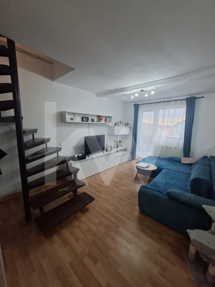 Apartament 3 camere, 2 bai, 2 balcoane de vânzare 75mp TEREZIAN - Apartament de vânzare în Sibiu, zona Terezian  83.500 EUR.
Vă propunem spre vânzare un apartament modern, situat la etajul 5 din 5, dispus pe două niveluri, amplasat într-o zonă de interes ridicat, cu acces facil către toate punctele importante ale orașului.
Locuința are o suprafață utilă de 67 mp, iar împreună cu cele două balcoane generoase ajunge la 75 mp, fiind compartimentată eficient astfel:
 Nivel 1: living cu bucătărie open-space, dormitor, baie, hol, balcon
 Nivel 2: dormitor, baie, balcon
Apartamentul se vinde complet mobilat și utilat, fiind pregătit pentru mutare imediată. Beneficiază de dotări precum: mașină de spălat rufe, mașină de spălat vase,aragaz,hota, frigider și centrală termică nouă Vaillant EcoTec Pro, cu garanție de 10 ani.
Imobilul este situat într-o zonă bine dezvoltată, având în imediata apropiere școli, grădinițe, mijloace de transport în comun și magazine, oferind astfel confort și acces rapid la toate facilitățile necesare unui stil de viață modern.
Preț: 83.500 euro