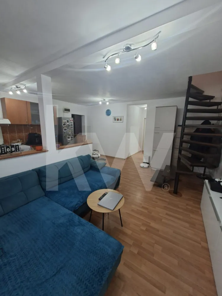 Apartament 3 camere, 2 bai, 2 balcoane de vânzare 75mp TEREZIAN - Apartament de vânzare în Sibiu, zona Terezian  83.500 EUR.
Vă propunem spre vânzare un apartament modern, situat la etajul 5 din 5, dispus pe două niveluri, amplasat într-o zonă de interes ridicat, cu acces facil către toate punctele importante ale orașului.
Locuința are o suprafață utilă de 67 mp, iar împreună cu cele două balcoane generoase ajunge la 75 mp, fiind compartimentată eficient astfel:
 Nivel 1: living cu bucătărie open-space, dormitor, baie, hol, balcon
 Nivel 2: dormitor, baie, balcon
Apartamentul se vinde complet mobilat și utilat, fiind pregătit pentru mutare imediată. Beneficiază de dotări precum: mașină de spălat rufe, mașină de spălat vase,aragaz,hota, frigider și centrală termică nouă Vaillant EcoTec Pro, cu garanție de 10 ani.
Imobilul este situat într-o zonă bine dezvoltată, având în imediata apropiere școli, grădinițe, mijloace de transport în comun și magazine, oferind astfel confort și acces rapid la toate facilitățile necesare unui stil de viață modern.
Preț: 83.500 euro
