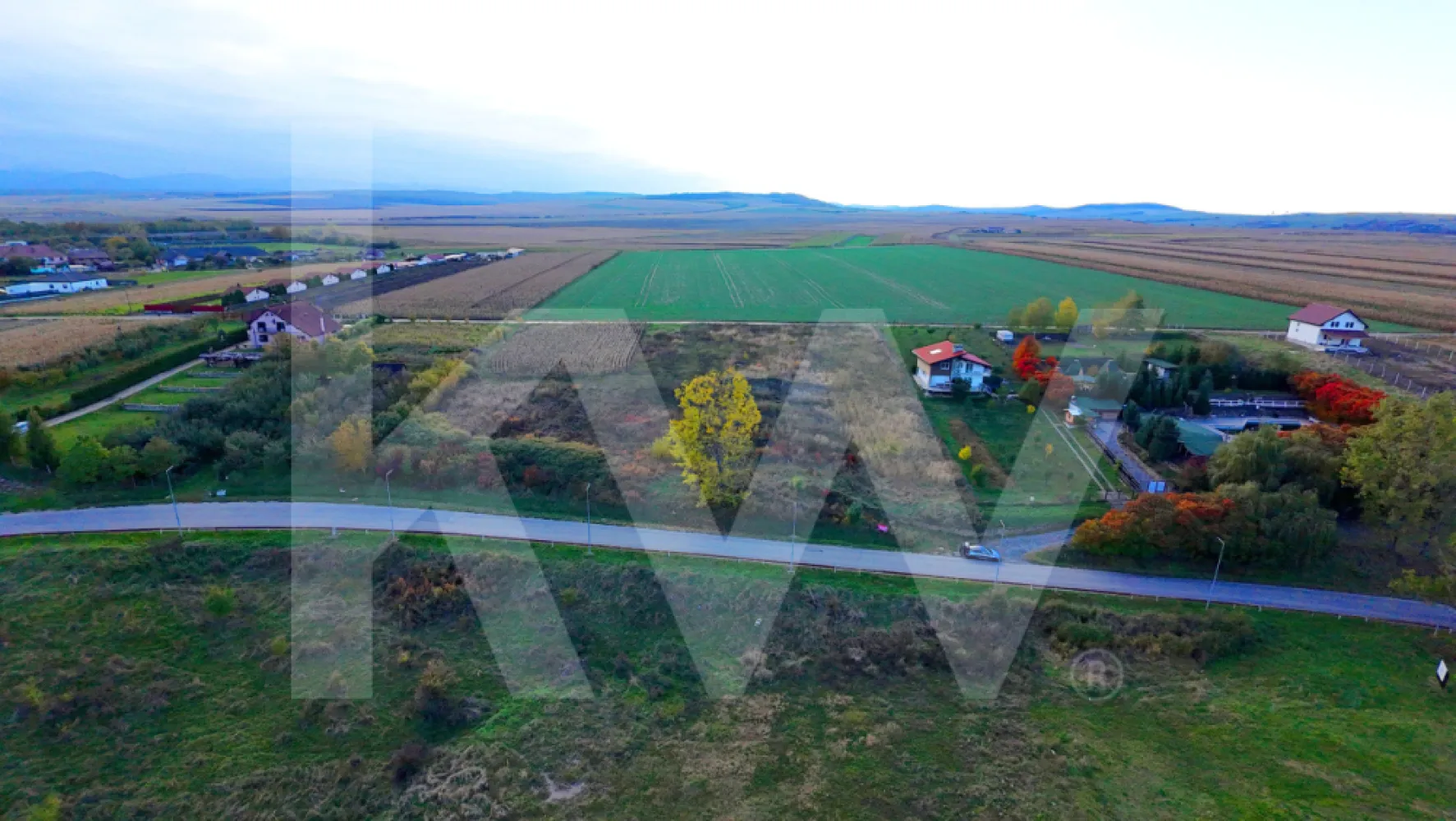 Oportunitate de Investiție – Teren intravilan 4.270 mp cu PUZ Ocna Sibiului - Teren intravilan situat în Ocna Sibiului, pe strada Salinelor (DJ 106B), având o suprafață totală de 4.270 mp, cu deschidere de aproximativ 51 m la drum asfaltat și o lungime de aproximativ 83 m. Categoria de folosință este arabil, intravilan, iar imobilul este intabulat în CF individual nr. 105565, fără sarcini și fără interdicții de construire.
Amplasat lângă o parcare publică de aproximativ 300 de locuri, într-o zonă deja dezvoltată cu construcții turistice existente.

Conform PUZ aprobat prin HCL 35/2021 (proiect nr. 44/2017), terenul are destinație pentru spații de cazare și alimentație publică, cu regim de înălțime S+P+1E+1R, un POT maxim de 40% și un CUT maxim de 1,0. Distribuția terenului este structurată astfel: zonă construcții 1.493,8 mp, zonă parcare și circulații 1.280,4 mp, spații verzi și alei pietonale 1.202,1 mp și teren cedat pentru drum 144,3 mp.

Amplasarea este excelentă, cu acces direct din DJ 106B și drum comunal existent. Înalțimea maximă admisă la streașină este de 12 m, iar retragerile sunt de minimum 3 m lateral și între 5 și 20 m față de drum. Pe teren se află un stâlp de energie electrică LEA 20 kV, zona de protecție aferentă putând fi utilizată pentru spații verzi, parcări sau circulații.

Utilitățile existente în zonă sunt energie electrică, apă, canalizare, gaz și telefonie, cu posibilitatea de racordare la rețelele publice pe baza avizelor necesare.

Poziționarea în imediata apropiere a lacurilor sărate și a bazei de agrement din Ocna Sibiului oferă un potențial excelent pentru dezvoltări turistice și comerciale. Terenul este ideal pentru hotel, pensiune, restaurant, centru SPA, centru medical privat, sală de evenimente sau complex de agrement.