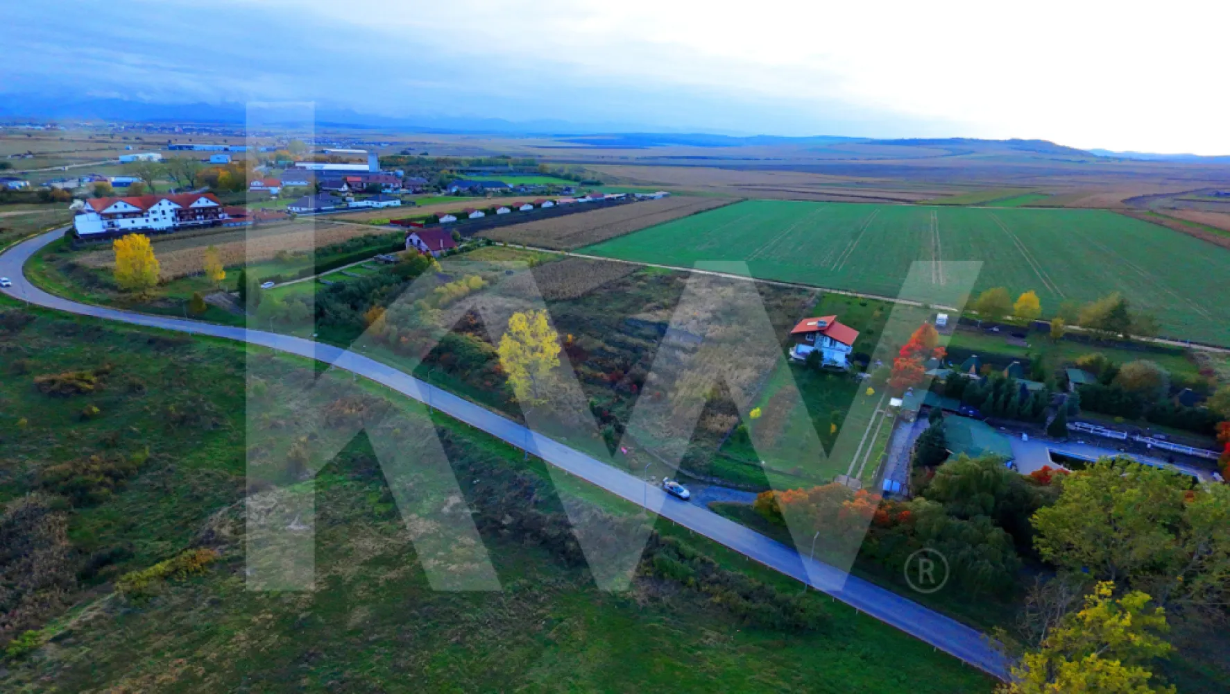 Oportunitate de Investiție – Teren intravilan 4.270 mp cu PUZ Ocna Sibiului - Teren intravilan situat în Ocna Sibiului, pe strada Salinelor (DJ 106B), având o suprafață totală de 4.270 mp, cu deschidere de aproximativ 51 m la drum asfaltat și o lungime de aproximativ 83 m. Categoria de folosință este arabil, intravilan, iar imobilul este intabulat în CF individual nr. 105565, fără sarcini și fără interdicții de construire.
Amplasat lângă o parcare publică de aproximativ 300 de locuri, într-o zonă deja dezvoltată cu construcții turistice existente.

Conform PUZ aprobat prin HCL 35/2021 (proiect nr. 44/2017), terenul are destinație pentru spații de cazare și alimentație publică, cu regim de înălțime S+P+1E+1R, un POT maxim de 40% și un CUT maxim de 1,0. Distribuția terenului este structurată astfel: zonă construcții 1.493,8 mp, zonă parcare și circulații 1.280,4 mp, spații verzi și alei pietonale 1.202,1 mp și teren cedat pentru drum 144,3 mp.

Amplasarea este excelentă, cu acces direct din DJ 106B și drum comunal existent. Înalțimea maximă admisă la streașină este de 12 m, iar retragerile sunt de minimum 3 m lateral și între 5 și 20 m față de drum. Pe teren se află un stâlp de energie electrică LEA 20 kV, zona de protecție aferentă putând fi utilizată pentru spații verzi, parcări sau circulații.

Utilitățile existente în zonă sunt energie electrică, apă, canalizare, gaz și telefonie, cu posibilitatea de racordare la rețelele publice pe baza avizelor necesare.

Poziționarea în imediata apropiere a lacurilor sărate și a bazei de agrement din Ocna Sibiului oferă un potențial excelent pentru dezvoltări turistice și comerciale. Terenul este ideal pentru hotel, pensiune, restaurant, centru SPA, centru medical privat, sală de evenimente sau complex de agrement.