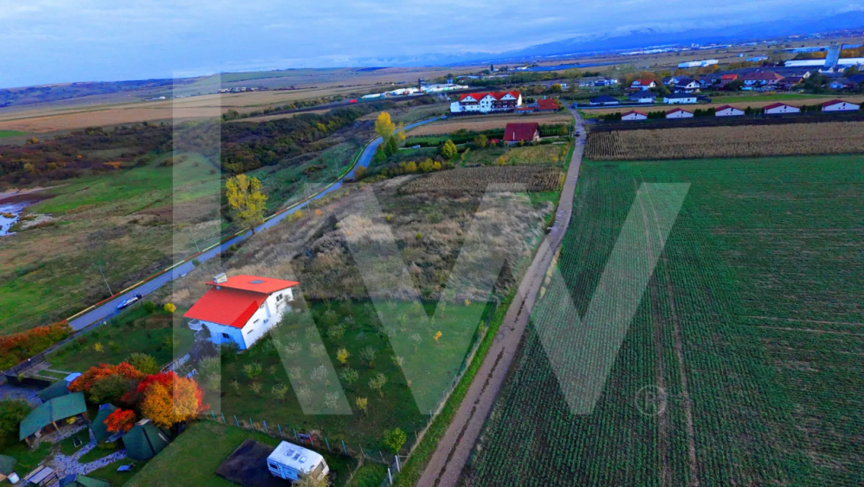 Oportunitate de Investiție – Teren intravilan 4.270 mp cu PUZ Ocna Sibiului - Teren intravilan situat în Ocna Sibiului, pe strada Salinelor (DJ 106B), având o suprafață totală de 4.270 mp, cu deschidere de aproximativ 51 m la drum asfaltat și o lungime de aproximativ 83 m. Categoria de folosință este arabil, intravilan, iar imobilul este intabulat în CF individual nr. 105565, fără sarcini și fără interdicții de construire.
Amplasat lângă o parcare publică de aproximativ 300 de locuri, într-o zonă deja dezvoltată cu construcții turistice existente.

Conform PUZ aprobat prin HCL 35/2021 (proiect nr. 44/2017), terenul are destinație pentru spații de cazare și alimentație publică, cu regim de înălțime S+P+1E+1R, un POT maxim de 40% și un CUT maxim de 1,0. Distribuția terenului este structurată astfel: zonă construcții 1.493,8 mp, zonă parcare și circulații 1.280,4 mp, spații verzi și alei pietonale 1.202,1 mp și teren cedat pentru drum 144,3 mp.

Amplasarea este excelentă, cu acces direct din DJ 106B și drum comunal existent. Înalțimea maximă admisă la streașină este de 12 m, iar retragerile sunt de minimum 3 m lateral și între 5 și 20 m față de drum. Pe teren se află un stâlp de energie electrică LEA 20 kV, zona de protecție aferentă putând fi utilizată pentru spații verzi, parcări sau circulații.

Utilitățile existente în zonă sunt energie electrică, apă, canalizare, gaz și telefonie, cu posibilitatea de racordare la rețelele publice pe baza avizelor necesare.

Poziționarea în imediata apropiere a lacurilor sărate și a bazei de agrement din Ocna Sibiului oferă un potențial excelent pentru dezvoltări turistice și comerciale. Terenul este ideal pentru hotel, pensiune, restaurant, centru SPA, centru medical privat, sală de evenimente sau complex de agrement.