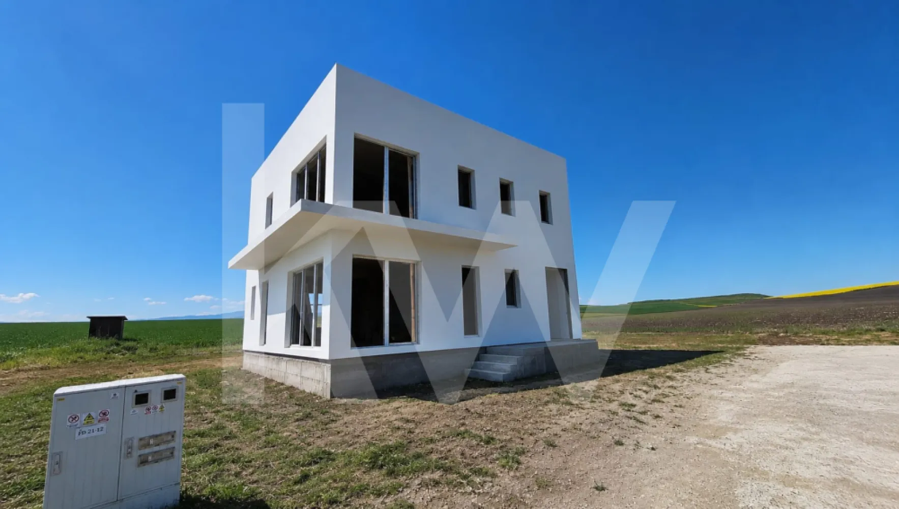 Casă individuală modernă P+1 | 120 mp utili | Teren 486 mp | Șura Mică - Descriere:

Vă propunem spre vânzare o casă individuală modernă, situată în Șura Mică, într-o zonă liniștită, cu acces rapid către Sibiu și deschidere către un cadru natural aerisit.
Proprietatea este amplasată pe un teren de 486 mp și beneficiază de o suprafață utilă de aproximativ 120 mp, fiind dispusă pe două niveluri (P+1). Compartimentarea este echilibrată și bine gândită, oferind un spațiu confortabil și funcțional pentru o familie.
Imobilul se predă la stadiul de alb, atât la interior, cât și la exterior, oferind posibilitatea de a finaliza amenajările după propriul gust și preferințe.
Compartimentarea este realizată astfel:

Parterul este dedicat zonei de zi și cuprinde un living generos cu zonă de dining, bucătărie open space, baie, hol cu casa scării, cameră tehnică și acces către terasă.
Etajul este destinat zonei de odihnă și include trei dormitoare, o baie, hol și balcon.

Suprafețe:
suprafață utilă: aproximativ 120 mp
suprafață construită: 155 mp
teren: 486 mp
curte liberă: aproximativ 400 mp

Locuința se remarcă prin arhitectura modernă, suprafețele vitrate mari care asigură lumină naturală pe tot parcursul zilei și prin curtea generoasă, ce oferă multiple posibilități de amenajare.
ceastă proprietate este potrivită atât pentru locuire personală, cât și ca investiție într-o zonă în dezvoltare.
Pentru detalii suplimentare sau stabilirea unei vizionări, vă stăm cu plăcere la dispoziție.