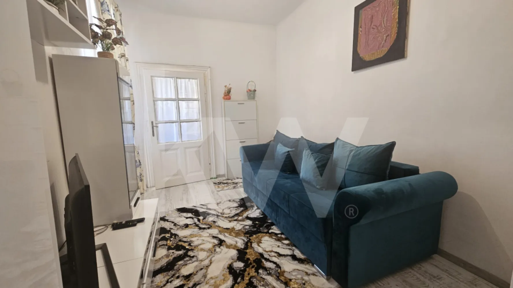 2 camere în inima orașului – ideal pentru locuit sau investiție - Apartament 2 camere în inima Sibiului

Se oferă spre vânzare un apartament cu 2 camere, situat în zona centrală a Sibiului, la doar câțiva pași de principalele puncte de interes ale orașului. Locația îl recomandă atât pentru locuit, cât și pentru investiție.
Apartamentul este amplasat într-o casă multifamilială și are o compartimentare practică, formată din două camere, bucătărie separată, baie și spații auxiliare. Beneficiază și de balcon individual.
Suprafața utilă îeste de 40 mp.
Imobilul dispune de toate utilitățile necesare, apă, canalizare, gaz și energie electrică.
Apartamentul include cotă parte de teren de 7,04% și face parte dintr-o construcție solidă, specifică zonei centrale.
Poziționarea îl face ideal pentru închiriere în regim hotelier sau pe termen lung, dar și pentru locuit, oferind acces rapid către restaurante, cafenele, magazine și centrul istoric.
Dacă simți că această proprietate se potrivește cu ceea ce cauți, te invit să mă contactezi pentru mai multe detalii sau pentru a programa o vizionare.