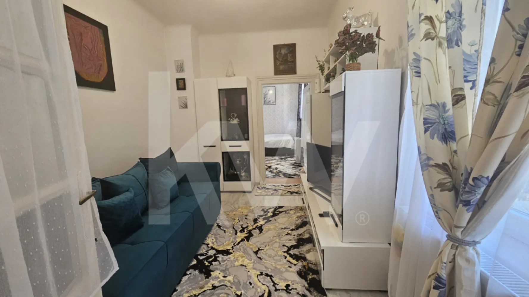 2 camere în inima orașului – ideal pentru locuit sau investiție - Apartament 2 camere în inima Sibiului

Se oferă spre vânzare un apartament cu 2 camere, situat în zona centrală a Sibiului, la doar câțiva pași de principalele puncte de interes ale orașului. Locația îl recomandă atât pentru locuit, cât și pentru investiție.
Apartamentul este amplasat într-o casă multifamilială și are o compartimentare practică, formată din două camere, bucătărie separată, baie și spații auxiliare. Beneficiază și de balcon individual.
Suprafața utilă îeste de 40 mp.
Imobilul dispune de toate utilitățile necesare, apă, canalizare, gaz și energie electrică.
Apartamentul include cotă parte de teren de 7,04% și face parte dintr-o construcție solidă, specifică zonei centrale.
Poziționarea îl face ideal pentru închiriere în regim hotelier sau pe termen lung, dar și pentru locuit, oferind acces rapid către restaurante, cafenele, magazine și centrul istoric.
Dacă simți că această proprietate se potrivește cu ceea ce cauți, te invit să mă contactezi pentru mai multe detalii sau pentru a programa o vizionare.