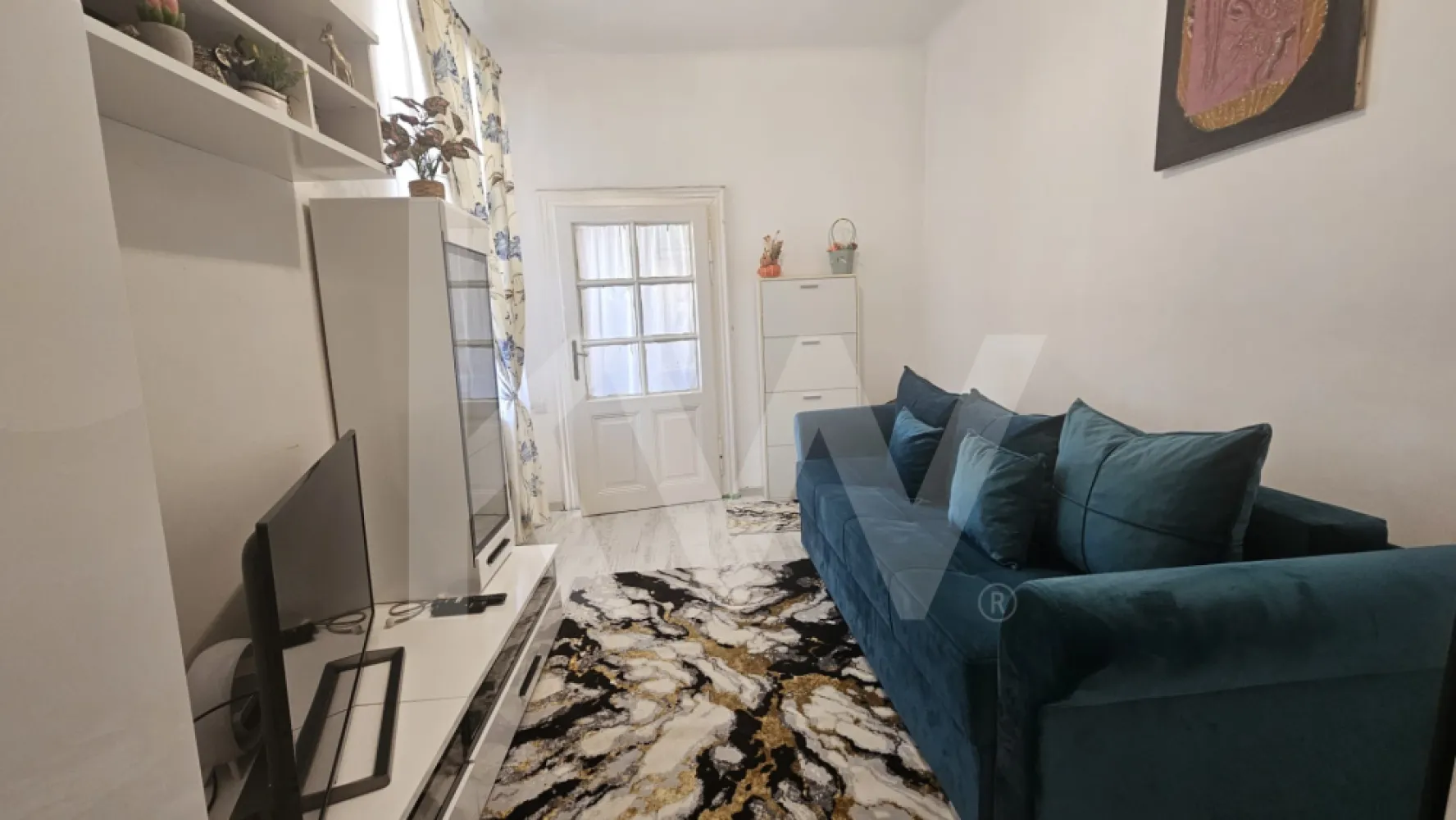 2 camere în inima orașului – ideal pentru locuit sau investiție - Apartament 2 camere în inima Sibiului

Se oferă spre vânzare un apartament cu 2 camere, situat în zona centrală a Sibiului, la doar câțiva pași de principalele puncte de interes ale orașului. Locația îl recomandă atât pentru locuit, cât și pentru investiție.
Apartamentul este amplasat într-o casă multifamilială și are o compartimentare practică, formată din două camere, bucătărie separată, baie și spații auxiliare. Beneficiază și de balcon individual.
Suprafața utilă îeste de 40 mp.
Imobilul dispune de toate utilitățile necesare, apă, canalizare, gaz și energie electrică.
Apartamentul include cotă parte de teren de 7,04% și face parte dintr-o construcție solidă, specifică zonei centrale.
Poziționarea îl face ideal pentru închiriere în regim hotelier sau pe termen lung, dar și pentru locuit, oferind acces rapid către restaurante, cafenele, magazine și centrul istoric.
Dacă simți că această proprietate se potrivește cu ceea ce cauți, te invit să mă contactezi pentru mai multe detalii sau pentru a programa o vizionare.