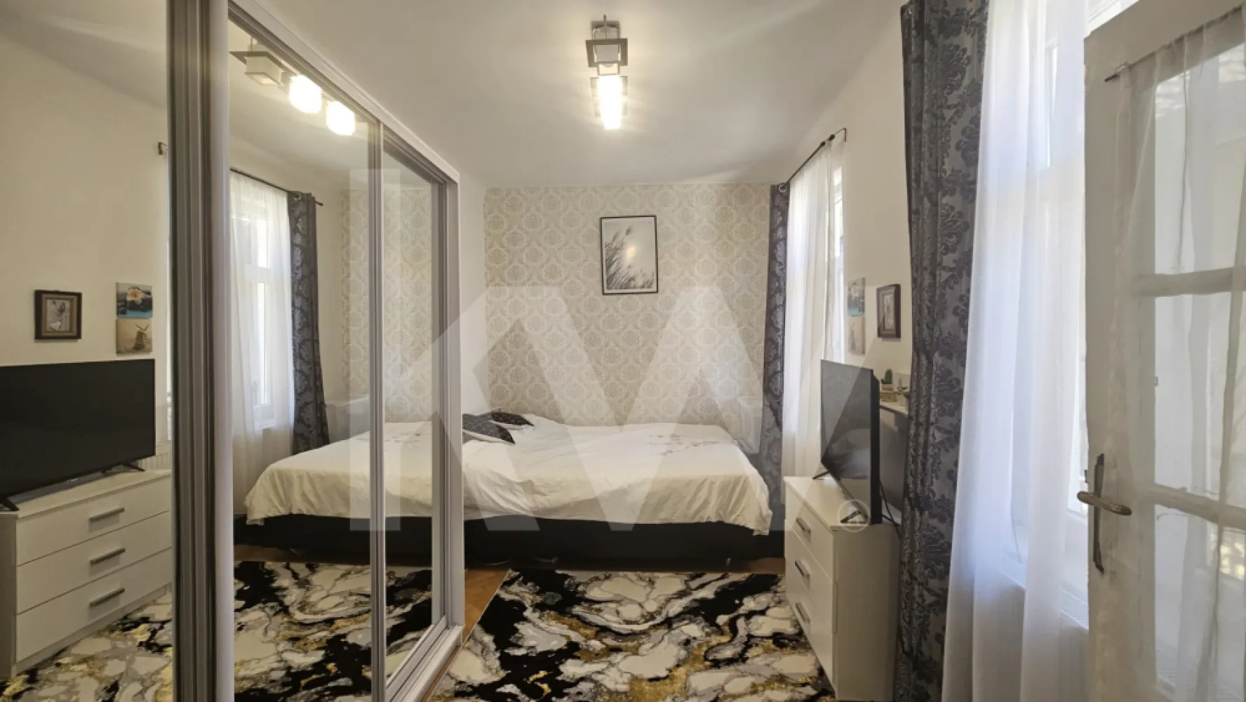 2 camere în inima orașului – ideal pentru locuit sau investiție - Apartament 2 camere în inima Sibiului

Se oferă spre vânzare un apartament cu 2 camere, situat în zona centrală a Sibiului, la doar câțiva pași de principalele puncte de interes ale orașului. Locația îl recomandă atât pentru locuit, cât și pentru investiție.
Apartamentul este amplasat într-o casă multifamilială și are o compartimentare practică, formată din două camere, bucătărie separată, baie și spații auxiliare. Beneficiază și de balcon individual.
Suprafața utilă îeste de 40 mp.
Imobilul dispune de toate utilitățile necesare, apă, canalizare, gaz și energie electrică.
Apartamentul include cotă parte de teren de 7,04% și face parte dintr-o construcție solidă, specifică zonei centrale.
Poziționarea îl face ideal pentru închiriere în regim hotelier sau pe termen lung, dar și pentru locuit, oferind acces rapid către restaurante, cafenele, magazine și centrul istoric.
Dacă simți că această proprietate se potrivește cu ceea ce cauți, te invit să mă contactezi pentru mai multe detalii sau pentru a programa o vizionare.