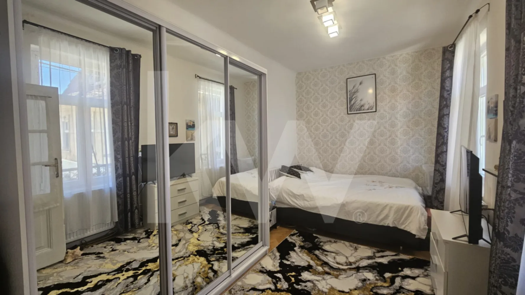 2 camere în inima orașului – ideal pentru locuit sau investiție - Apartament 2 camere în inima Sibiului

Se oferă spre vânzare un apartament cu 2 camere, situat în zona centrală a Sibiului, la doar câțiva pași de principalele puncte de interes ale orașului. Locația îl recomandă atât pentru locuit, cât și pentru investiție.
Apartamentul este amplasat într-o casă multifamilială și are o compartimentare practică, formată din două camere, bucătărie separată, baie și spații auxiliare. Beneficiază și de balcon individual.
Suprafața utilă îeste de 40 mp.
Imobilul dispune de toate utilitățile necesare, apă, canalizare, gaz și energie electrică.
Apartamentul include cotă parte de teren de 7,04% și face parte dintr-o construcție solidă, specifică zonei centrale.
Poziționarea îl face ideal pentru închiriere în regim hotelier sau pe termen lung, dar și pentru locuit, oferind acces rapid către restaurante, cafenele, magazine și centrul istoric.
Dacă simți că această proprietate se potrivește cu ceea ce cauți, te invit să mă contactezi pentru mai multe detalii sau pentru a programa o vizionare.