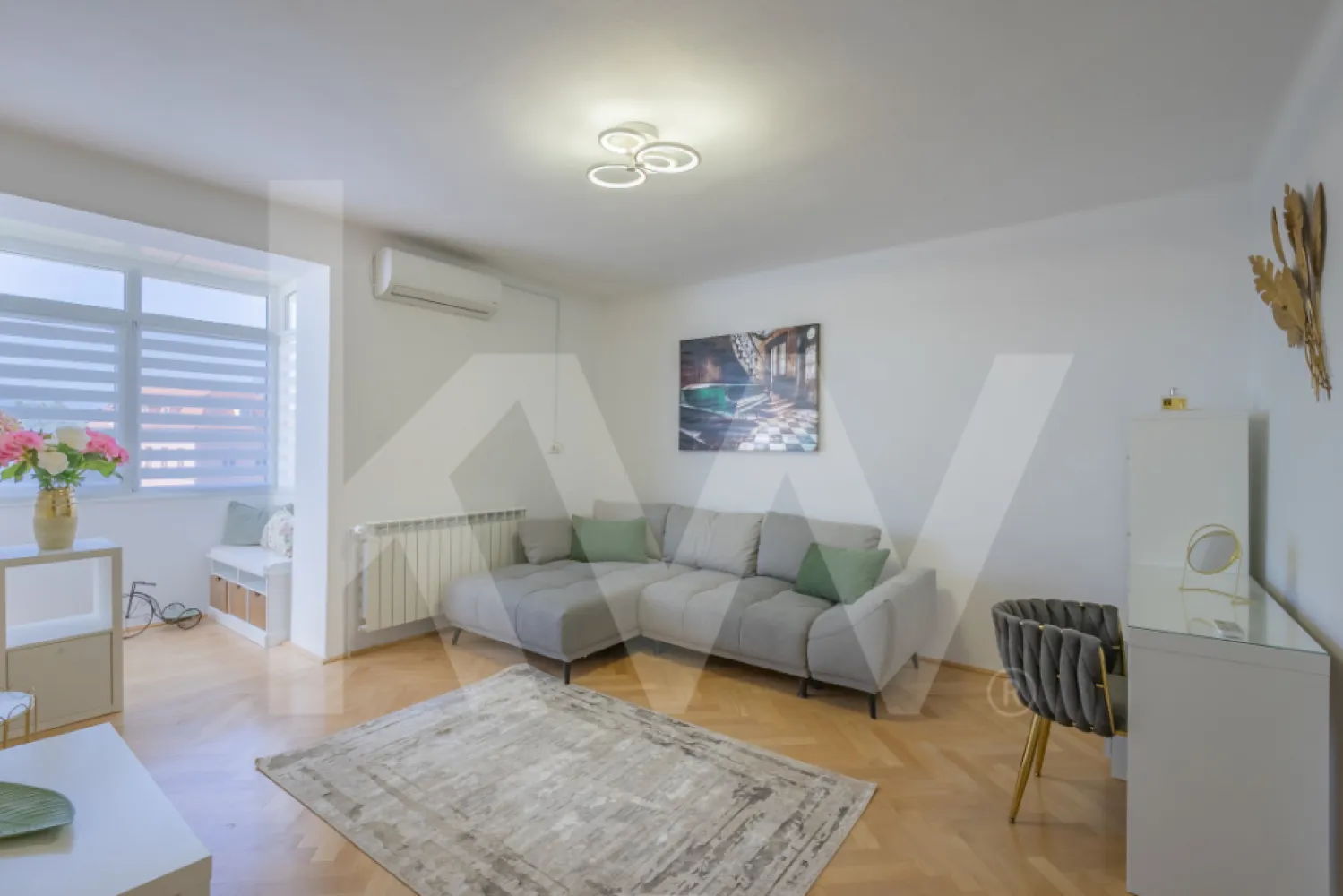 De vânzare–Apartament 2 camere, Ultracentral Sibiu - Îți prezentăm o oportunitate rară în inima Sibiului – un apartament de 2 camere, cu o suprafață utilă de 43 mp, situat la etajul 3/3 într-un imobil bine întreținut.
 Caracteristici principale:
Renovare completă în 2025
Apartament complet mobilat și utilat – gata de locuit sau de închiriat imediat
Priveliste panoramică asupra orașului, datorită orientării Sud–Vest
Curte interioară comună ce oferă intimitate și un cadru plăcut
Loc de parcare neindividualizat în curtea imobilului
Localizare ultracentrală – la câțiva pași de Piața Mare, zone turistice, restaurante și toate facilitățile urbane.
Avantaje: Acest apartament este alegerea ideală atât ca investiție sigură (regim hotelier/închiriere pe termen lung), cât și ca locuință personală, pentru cei care își doresc să trăiască în centrul vibrant al orașului.
Dacă ești interesat sau ai nevoie de mai multe informații, nu ezita să mă contactezi! 
Te aștept cu drag la vizionare!
