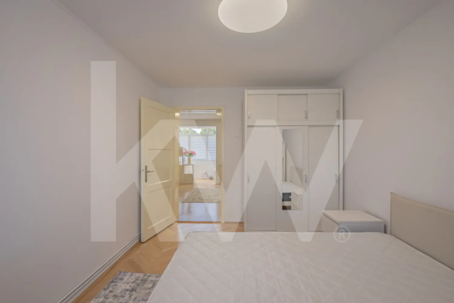 De vânzare–Apartament 2 camere, Ultracentral Sibiu - Îți prezentăm o oportunitate rară în inima Sibiului – un apartament de 2 camere, cu o suprafață utilă de 43 mp, situat la etajul 3/3 într-un imobil bine întreținut.
 Caracteristici principale:
Renovare completă în 2025
Apartament complet mobilat și utilat – gata de locuit sau de închiriat imediat
Priveliste panoramică asupra orașului, datorită orientării Sud–Vest
Curte interioară comună ce oferă intimitate și un cadru plăcut
Loc de parcare neindividualizat în curtea imobilului
Localizare ultracentrală – la câțiva pași de Piața Mare, zone turistice, restaurante și toate facilitățile urbane.
Avantaje: Acest apartament este alegerea ideală atât ca investiție sigură (regim hotelier/închiriere pe termen lung), cât și ca locuință personală, pentru cei care își doresc să trăiască în centrul vibrant al orașului.
Dacă ești interesat sau ai nevoie de mai multe informații, nu ezita să mă contactezi! 
Te aștept cu drag la vizionare!
