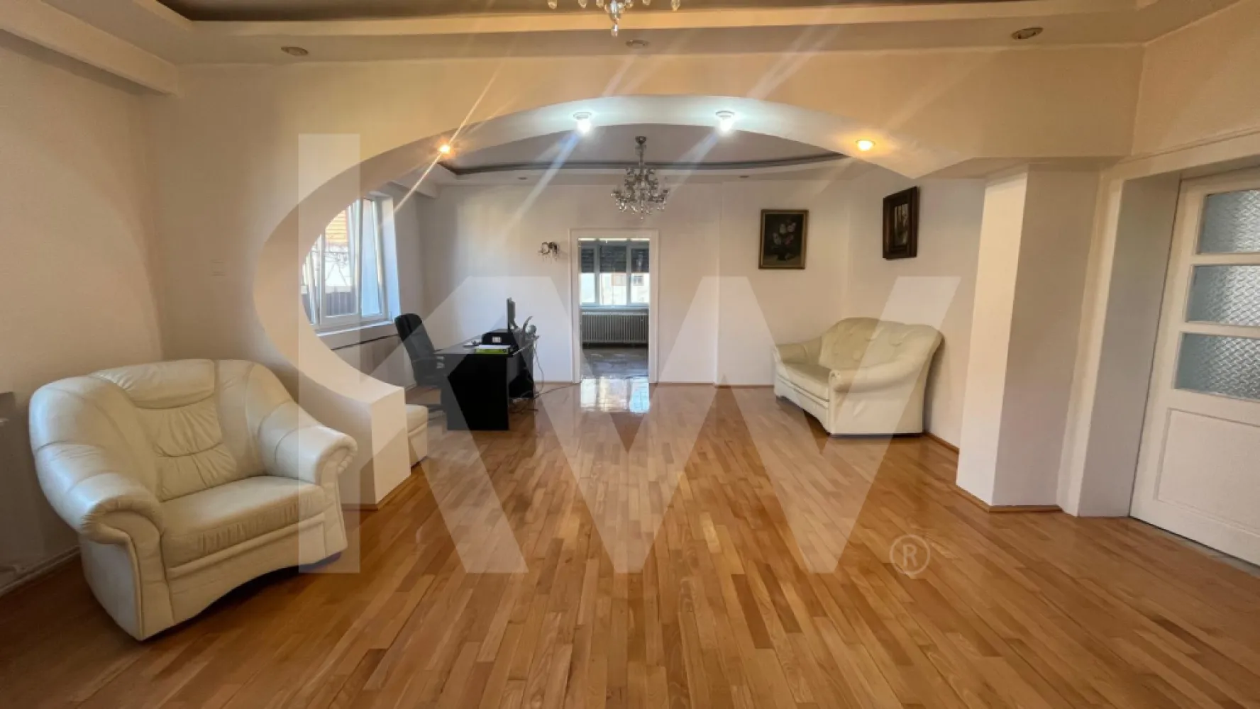 Casă individuală de închiriat – 4 camere, curte și terasă – Terezian - Vă propunem spre închiriere o casă individuală situată în cartierul Terezian, pe strada Magheranului, într-o zonă accesibilă și bine conectată la facilitățile orașului.

Proprietatea are o suprafață utilă de aproximativ 125 mp și este compartimentată practic în 4 camere spațioase, bucătărie, baie și cămară, oferind spațiu generos pentru locuit sau pentru desfășurarea unor activități profesionale.
Interiorul se remarcă prin camere luminoase, tavane înalte și parchet din lemn masiv, elemente care oferă locuinței un aer elegant și primitor.
Casa se închiriază nemobilată, ceea ce permite viitorului chiriaș să amenajeze spațiul în funcție de propriile preferințe.
Un avantaj important al proprietății îl reprezintă curtea proprie și terasa, spații potrivite pentru relaxare sau pentru amenajarea unei zone exterioare plăcute.
Datorită compartimentării și poziționării, proprietatea este potrivită atât pentru locuință, cât și pentru birouri, cabinet sau sediu de firmă.
Pentru informații suplimentare sau pentru programarea unei vizionări, vă stăm cu plăcere la dispoziție.