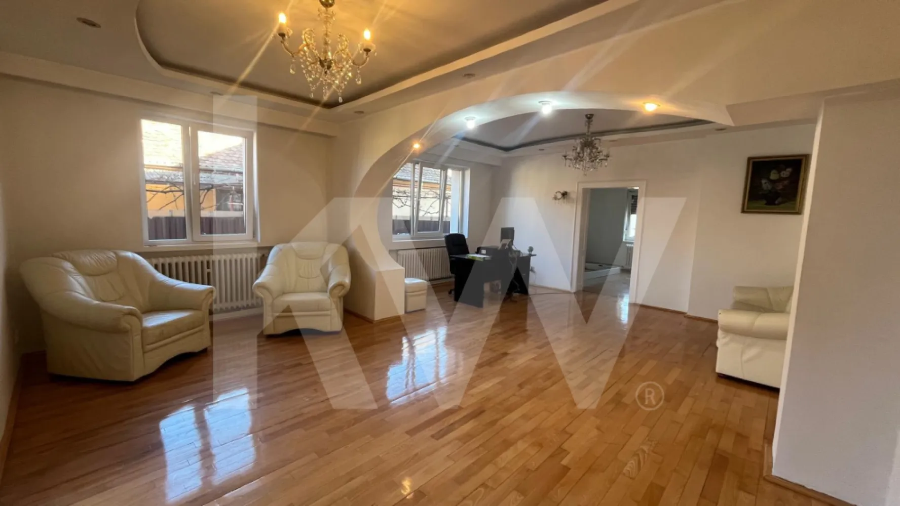 Casă individuală de închiriat – 4 camere, curte și terasă – Terezian - Vă propunem spre închiriere o casă individuală situată în cartierul Terezian, pe strada Magheranului, într-o zonă accesibilă și bine conectată la facilitățile orașului.

Proprietatea are o suprafață utilă de aproximativ 125 mp și este compartimentată practic în 4 camere spațioase, bucătărie, baie și cămară, oferind spațiu generos pentru locuit sau pentru desfășurarea unor activități profesionale.
Interiorul se remarcă prin camere luminoase, tavane înalte și parchet din lemn masiv, elemente care oferă locuinței un aer elegant și primitor.
Casa se închiriază nemobilată, ceea ce permite viitorului chiriaș să amenajeze spațiul în funcție de propriile preferințe.
Un avantaj important al proprietății îl reprezintă curtea proprie și terasa, spații potrivite pentru relaxare sau pentru amenajarea unei zone exterioare plăcute.
Datorită compartimentării și poziționării, proprietatea este potrivită atât pentru locuință, cât și pentru birouri, cabinet sau sediu de firmă.
Pentru informații suplimentare sau pentru programarea unei vizionări, vă stăm cu plăcere la dispoziție.