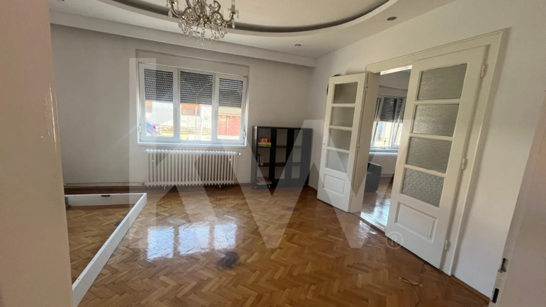 Casă individuală de închiriat – 4 camere, curte și terasă – Terezian - Vă propunem spre închiriere o casă individuală situată în cartierul Terezian, pe strada Magheranului, într-o zonă accesibilă și bine conectată la facilitățile orașului.

Proprietatea are o suprafață utilă de aproximativ 125 mp și este compartimentată practic în 4 camere spațioase, bucătărie, baie și cămară, oferind spațiu generos pentru locuit sau pentru desfășurarea unor activități profesionale.
Interiorul se remarcă prin camere luminoase, tavane înalte și parchet din lemn masiv, elemente care oferă locuinței un aer elegant și primitor.
Casa se închiriază nemobilată, ceea ce permite viitorului chiriaș să amenajeze spațiul în funcție de propriile preferințe.
Un avantaj important al proprietății îl reprezintă curtea proprie și terasa, spații potrivite pentru relaxare sau pentru amenajarea unei zone exterioare plăcute.
Datorită compartimentării și poziționării, proprietatea este potrivită atât pentru locuință, cât și pentru birouri, cabinet sau sediu de firmă.
Pentru informații suplimentare sau pentru programarea unei vizionări, vă stăm cu plăcere la dispoziție.
