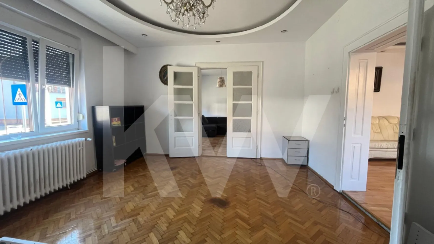 Casă individuală de închiriat – 4 camere, curte și terasă – Terezian - Vă propunem spre închiriere o casă individuală situată în cartierul Terezian, pe strada Magheranului, într-o zonă accesibilă și bine conectată la facilitățile orașului.

Proprietatea are o suprafață utilă de aproximativ 125 mp și este compartimentată practic în 4 camere spațioase, bucătărie, baie și cămară, oferind spațiu generos pentru locuit sau pentru desfășurarea unor activități profesionale.
Interiorul se remarcă prin camere luminoase, tavane înalte și parchet din lemn masiv, elemente care oferă locuinței un aer elegant și primitor.
Casa se închiriază nemobilată, ceea ce permite viitorului chiriaș să amenajeze spațiul în funcție de propriile preferințe.
Un avantaj important al proprietății îl reprezintă curtea proprie și terasa, spații potrivite pentru relaxare sau pentru amenajarea unei zone exterioare plăcute.
Datorită compartimentării și poziționării, proprietatea este potrivită atât pentru locuință, cât și pentru birouri, cabinet sau sediu de firmă.
Pentru informații suplimentare sau pentru programarea unei vizionări, vă stăm cu plăcere la dispoziție.