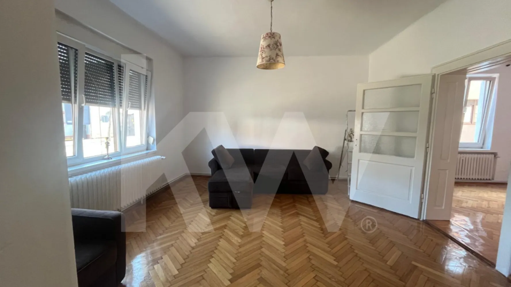 Casă individuală de închiriat – 4 camere, curte și terasă – Terezian - Vă propunem spre închiriere o casă individuală situată în cartierul Terezian, pe strada Magheranului, într-o zonă accesibilă și bine conectată la facilitățile orașului.

Proprietatea are o suprafață utilă de aproximativ 125 mp și este compartimentată practic în 4 camere spațioase, bucătărie, baie și cămară, oferind spațiu generos pentru locuit sau pentru desfășurarea unor activități profesionale.
Interiorul se remarcă prin camere luminoase, tavane înalte și parchet din lemn masiv, elemente care oferă locuinței un aer elegant și primitor.
Casa se închiriază nemobilată, ceea ce permite viitorului chiriaș să amenajeze spațiul în funcție de propriile preferințe.
Un avantaj important al proprietății îl reprezintă curtea proprie și terasa, spații potrivite pentru relaxare sau pentru amenajarea unei zone exterioare plăcute.
Datorită compartimentării și poziționării, proprietatea este potrivită atât pentru locuință, cât și pentru birouri, cabinet sau sediu de firmă.
Pentru informații suplimentare sau pentru programarea unei vizionări, vă stăm cu plăcere la dispoziție.