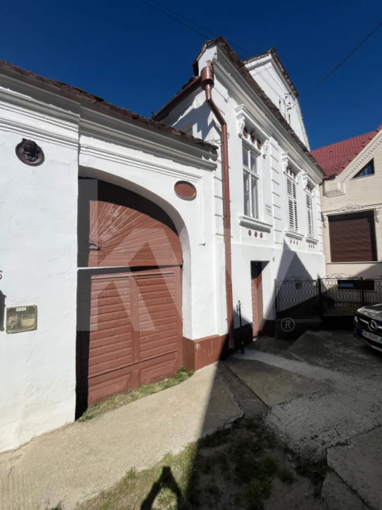 Casă autentică cu potențial de investiție – Poiana Sibiului - În inima Mărginimii Sibiului, în pitoreasca localitate Poiana Sibiului, vă prezentăm o proprietate cu un farmec aparte, ideală pentru cei care își doresc să îmbine tradiția autentică a zonei cu un proiect de viitor.

Casa dispune de aprox. 220 mp suprafață utilă și se află pe un teren generos de 1.431 mp, oferind numeroase posibilități de extindere și amenajare. Imobilul necesită investiții și modernizări, dar tocmai acest aspect îl transformă într-o bază excelentă pentru un proiect personalizat – fie reședință permanentă, fie casă de vacanță, fie pensiune boutique destinată turiștilor în căutarea autenticității.

Puncte forte:

Amplasament autentic, într-un sat cu tradiții puternice, unde turiștii vin să descopere gastronomia locală, portul popular și obiceiurile din Mărginimea Sibiului.
Suprafață utilă mare (≈220 mp) – ideală pentru reconfigurare în camere de oaspeți sau spații comune.
Teren de 1.431 mp – perfect pentru amenajarea unei grădini, livadă, foișor pentru turiști, zonă de relaxare sau parcare.
Casă cu caracter – elementele tradiționale existente pot fi păstrate și puse în valoare, oferind autenticitate unui proiect de turism rural.
Acces facil spre Sibiu (≈35 km), atrăgând turiști atât români, cât și străini.
Potențial investițional
Zona Poiana Sibiului se bucură de un interes tot mai mare din partea vizitatorilor dornici să experimenteze viața de sat autentică, gastronomia locală și peisajele montane. O pensiune sau o casă de vacanță amenajată aici ar răspunde perfect cererii pentru:

turism rural autentic, cu accent pe tradiții și experiențe locale,
turiști străini atrași de specificul Mărginimii Sibiului,
amilii și grupuri mici care caută liniște și natură,
proiecte de retreat (yoga, detox, relaxare), unde spațiul verde și liniștea devin atuuri esențiale.

Mențiuni

Proprietatea necesită reparații și modernizări. Situația juridică și utilitățile pot fi detaliate la vizionare.