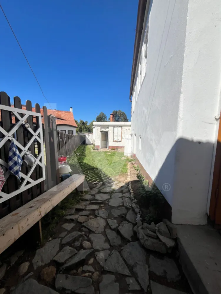 Casă autentică cu potențial de investiție – Poiana Sibiului - În inima Mărginimii Sibiului, în pitoreasca localitate Poiana Sibiului, vă prezentăm o proprietate cu un farmec aparte, ideală pentru cei care își doresc să îmbine tradiția autentică a zonei cu un proiect de viitor.

Casa dispune de aprox. 220 mp suprafață utilă și se află pe un teren generos de 1.431 mp, oferind numeroase posibilități de extindere și amenajare. Imobilul necesită investiții și modernizări, dar tocmai acest aspect îl transformă într-o bază excelentă pentru un proiect personalizat – fie reședință permanentă, fie casă de vacanță, fie pensiune boutique destinată turiștilor în căutarea autenticității.

Puncte forte:

Amplasament autentic, într-un sat cu tradiții puternice, unde turiștii vin să descopere gastronomia locală, portul popular și obiceiurile din Mărginimea Sibiului.
Suprafață utilă mare (≈220 mp) – ideală pentru reconfigurare în camere de oaspeți sau spații comune.
Teren de 1.431 mp – perfect pentru amenajarea unei grădini, livadă, foișor pentru turiști, zonă de relaxare sau parcare.
Casă cu caracter – elementele tradiționale existente pot fi păstrate și puse în valoare, oferind autenticitate unui proiect de turism rural.
Acces facil spre Sibiu (≈35 km), atrăgând turiști atât români, cât și străini.
Potențial investițional
Zona Poiana Sibiului se bucură de un interes tot mai mare din partea vizitatorilor dornici să experimenteze viața de sat autentică, gastronomia locală și peisajele montane. O pensiune sau o casă de vacanță amenajată aici ar răspunde perfect cererii pentru:

turism rural autentic, cu accent pe tradiții și experiențe locale,
turiști străini atrași de specificul Mărginimii Sibiului,
amilii și grupuri mici care caută liniște și natură,
proiecte de retreat (yoga, detox, relaxare), unde spațiul verde și liniștea devin atuuri esențiale.

Mențiuni

Proprietatea necesită reparații și modernizări. Situația juridică și utilitățile pot fi detaliate la vizionare.