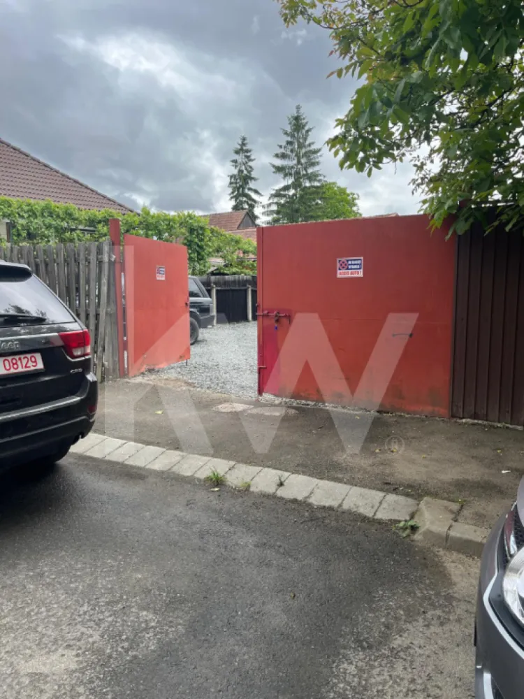 Teren 724 mp de închiriat – Sibiu - Teren de închiriat – Sibiu | Zonă accesibilă, ideal pentru diverse activități

O oportunitate rară: teren închiriabil în Sibiu, cu o suprafață de 724 mp, împrejmuit complet, cu poartă de acces și utilități disponibile – apă și canalizare.

Deschidere la stradă: 8 m
Împrejmuit – siguranță și delimitare clară
Apă și canal – gata de utilizare
 Poartă de acces – intrare facilă pentru mașini sau utilaje

  Potrivit pentru:
 depozitare
 activități logistice
 parcare utilaje
 mici ateliere în aer liber