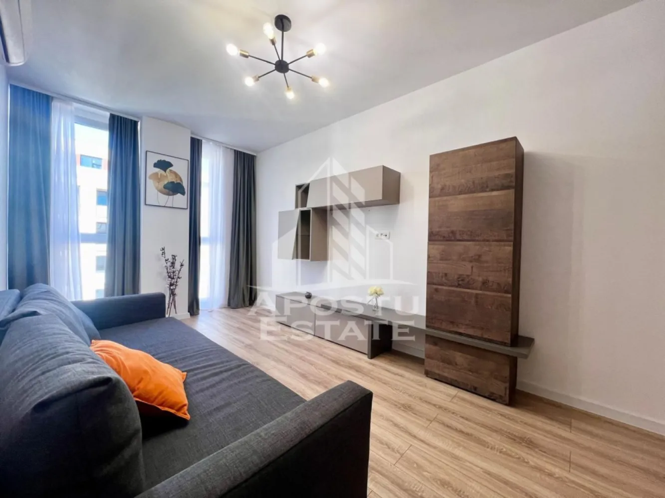 Apartament 2 camere de inchiat, loc de parcare, Torontalului - APOSTU ESTATE va ofera spre inchiriere un apartament cu 2 camere, open space la etajul 5 al unui imobil dispus pe 7 niveluri in zona Torontalului(Campeador City).
Imobilul are o suprafata utila de 46 mp si este compartimentat astfel:
- hol spatios
- living cu canapea si televizor
- bucatarie utilat si mobilat modern cu loc de luat masa
- un dormitor matrimonial
- o baie cu cada
- balcon deschis
Vecinatati:
- Aerodromul Utilitar Cioca
- Metro 2
- Registrul Auto Roman Timis
- Ikea
- Transport in comun E6
Distante (cu masina):
- Iulius Mall - 10 minute
- Centru - 16 minute
Alte detalii:
Apartamentul inca nu este mobilat complet, o sa se aduca: TV, scaune, oglinda baie si lustrele de la capul patului.
Confortul termic se realizeaza cu ajutorul centralei pe imobil (incalzire in pardoseala) si al aerului conditionat.
Locul de parcare subteran este inclus in pret.
Va asteptam cu drag la o vizionare!
ID Intern: CP2601386!