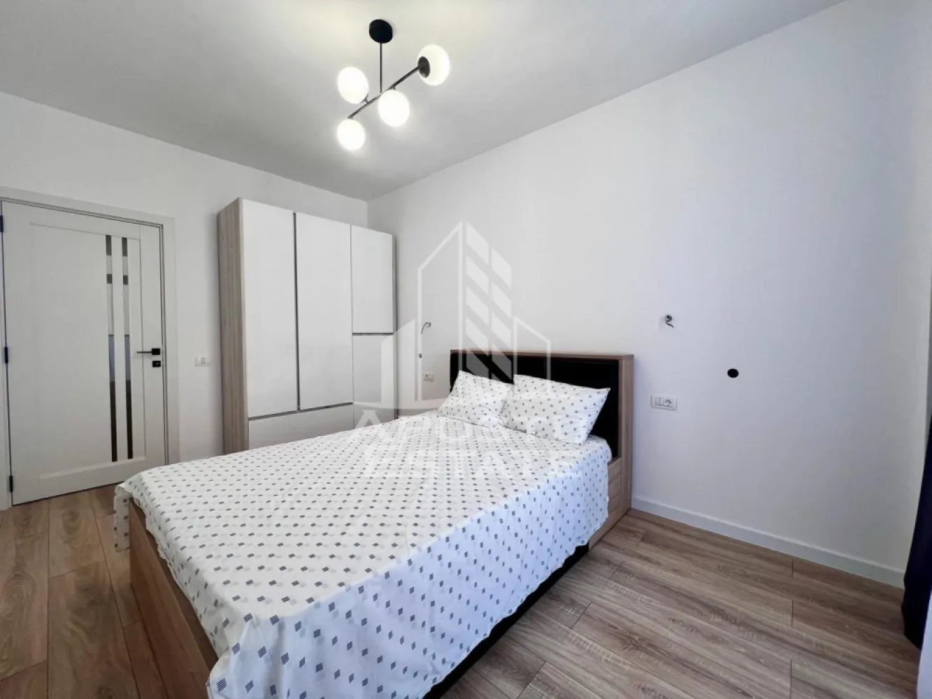 Apartament 2 camere de inchiat, loc de parcare, Torontalului - APOSTU ESTATE va ofera spre inchiriere un apartament cu 2 camere, open space la etajul 5 al unui imobil dispus pe 7 niveluri in zona Torontalului(Campeador City).
Imobilul are o suprafata utila de 46 mp si este compartimentat astfel:
- hol spatios
- living cu canapea si televizor
- bucatarie utilat si mobilat modern cu loc de luat masa
- un dormitor matrimonial
- o baie cu cada
- balcon deschis
Vecinatati:
- Aerodromul Utilitar Cioca
- Metro 2
- Registrul Auto Roman Timis
- Ikea
- Transport in comun E6
Distante (cu masina):
- Iulius Mall - 10 minute
- Centru - 16 minute
Alte detalii:
Apartamentul inca nu este mobilat complet, o sa se aduca: TV, scaune, oglinda baie si lustrele de la capul patului.
Confortul termic se realizeaza cu ajutorul centralei pe imobil (incalzire in pardoseala) si al aerului conditionat.
Locul de parcare subteran este inclus in pret.
Va asteptam cu drag la o vizionare!
ID Intern: CP2601386!