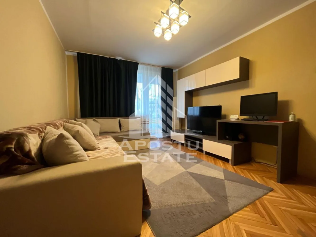 Apartament 3 camere, zona Podgoria - Apostu Estate propune spre inchiriere apartament cu 3 camere situat in zona Podgoria, intr-o locatie foarte buna, cu acces rapid la mijloacele de transport in comun si la toate facilitatile necesare unui trai confortabil. In imediata apropiere se afla scoli, gradinite, sedii bancare, restaurante, Catedrala, parcuri verzi si lac, oferind atat confort urban, cat si posibilitati de relaxare in aer liber.
Disponibil din data de 20.06

Locuinta este foarte bine intretinuta, curata si ingrijita, fiind ideala pentru o familie sau pentru investitie. Compartimentarea este practica si eficienta, cu living spatios si luminos, doua dormitoare confortabile, bucatarie functionala, baie si spatii de depozitare.

Apartamentul dispune de toate electrocasnicele necesare, complet functionale (aragaz/plită, cuptor, frigider, masina de spalat etc.), astfel incat viitorii proprietari se pot muta fara investitii suplimentare majore.

Zona este linistita, bine dezvoltata si foarte bine conectata la restul orasului, oferind acces rapid catre centre comerciale, institutii si puncte de interes. Este o oportunitate excelenta pentru cei care cauta confort, accesibilitate si o locatie centrala.
Pentru mai multe detalii sau programarea unei vizionari, va stam la dispozitie!
CP2932075
