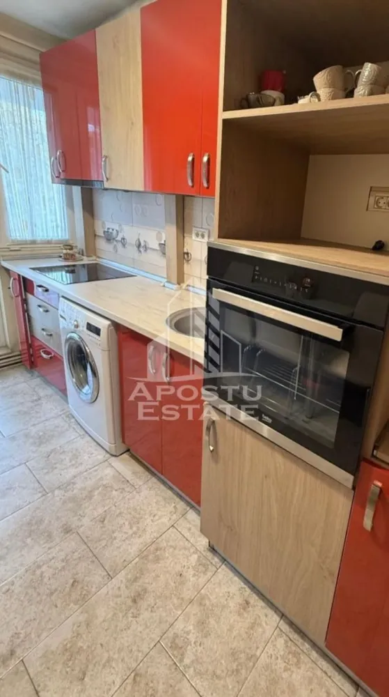 Apartament 3 camere, zona Podgoria - Apostu Estate propune spre inchiriere apartament cu 3 camere situat in zona Podgoria, intr-o locatie foarte buna, cu acces rapid la mijloacele de transport in comun si la toate facilitatile necesare unui trai confortabil. In imediata apropiere se afla scoli, gradinite, sedii bancare, restaurante, Catedrala, parcuri verzi si lac, oferind atat confort urban, cat si posibilitati de relaxare in aer liber.
Disponibil din data de 20.06

Locuinta este foarte bine intretinuta, curata si ingrijita, fiind ideala pentru o familie sau pentru investitie. Compartimentarea este practica si eficienta, cu living spatios si luminos, doua dormitoare confortabile, bucatarie functionala, baie si spatii de depozitare.

Apartamentul dispune de toate electrocasnicele necesare, complet functionale (aragaz/plită, cuptor, frigider, masina de spalat etc.), astfel incat viitorii proprietari se pot muta fara investitii suplimentare majore.

Zona este linistita, bine dezvoltata si foarte bine conectata la restul orasului, oferind acces rapid catre centre comerciale, institutii si puncte de interes. Este o oportunitate excelenta pentru cei care cauta confort, accesibilitate si o locatie centrala.
Pentru mai multe detalii sau programarea unei vizionari, va stam la dispozitie!
CP2932075