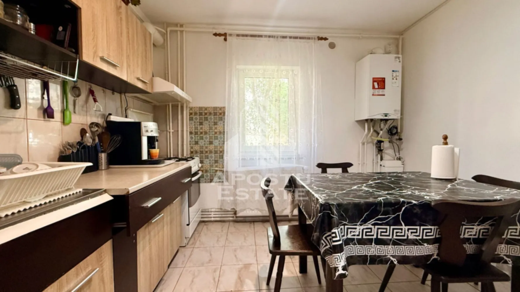 Apartament cu 3 camere, curte si boxa de vanzare, Zona Simion Barnutiu - Agentia imobiliara APOSTU ESTATE va propune spre vanzare un apartament cu 3 camere, boxa si 20mp teren in folosinta, situat la parter inalt intr-un bloc anvelopat, in zona Dorobantilor, Timisoara, judetul Timis.
Imobilul are o suprafata utila de 69.5 mp, decomandat si este compartimentat astfel:
- hol de acces 
- living spatios cu balcon
- bucatarie inchisa, complet mobilata si utilata
- 2 dormitoare
-baie cu cada si geam 

Dotari si beneficii:
-centrala termica proprie pe gaz
-boxa de 16,38 mp
-balcon 4,32 mp
-20 mp teren in folosinta
-bloc anvelopat

Pozitie excelenta:
- doar 5 minute de mers pe jos: Profi, Lidl, farmacii
- 10 minute cu masina si 30 de minute de mers pe jos pana in centrul orasului

Pentru pretul de 140.000 de euro apartamentul se vinde nemobilat, iar pentru pretul de 150.000 de euro se vinde mobilat.

Apartamentul este ideal atat pentru locuinta proprie, cat si pentru investitie. Zona este bine cotata, cu multiple facilitati in proximitate.

Agentia imobiliara Apostu Estate va ofera consultanta bancara gratuita prin intermediul colaboratorilor nostri pentru alegerea celui mai potrivit tip de credit, astfel incat tu sa devii noul proprietar al acestui apartament.
Va asteptam cu drag la o vizionare.
ID INTERN : CP3118111