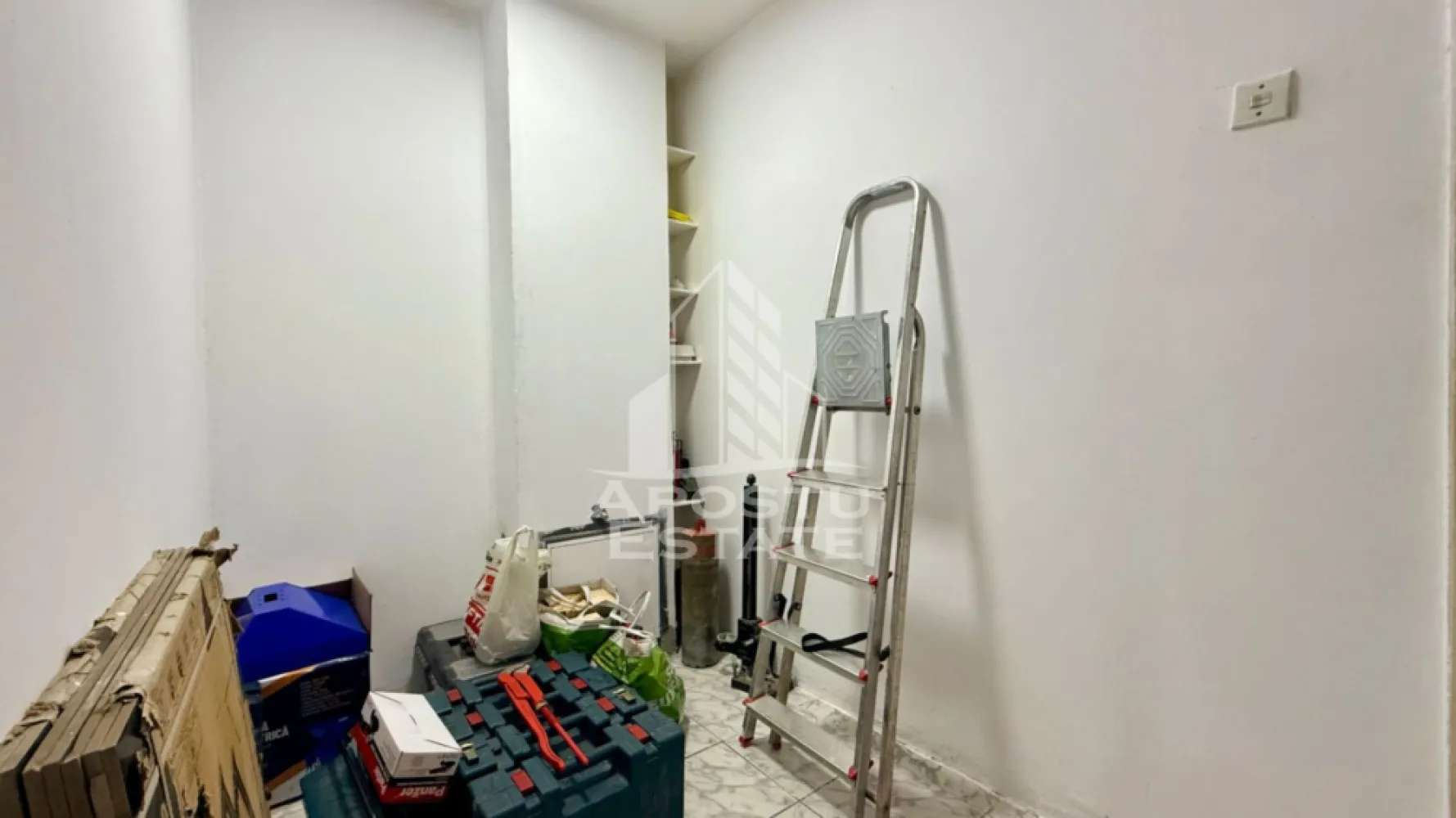 Apartament cu 3 camere, curte si boxa de vanzare, Zona Simion Barnutiu