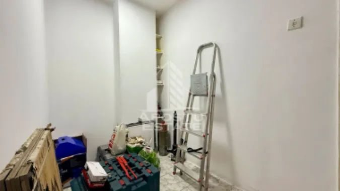 Apartament cu 3 camere, curte si boxa de vanzare, Zona Simion Barnutiu