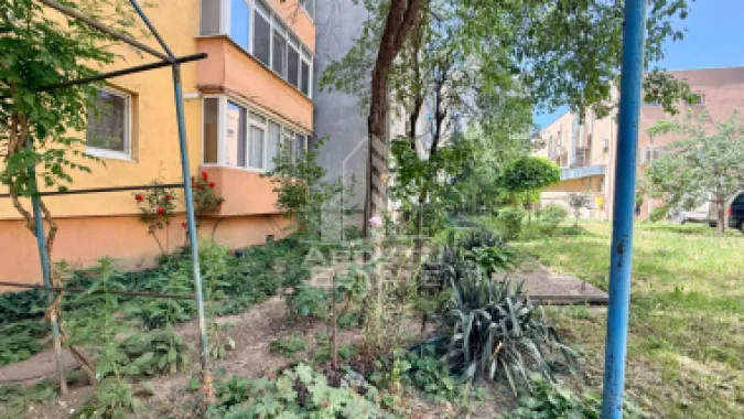 Apartament cu 3 camere, curte si boxa de vanzare, Zona Simion Barnutiu