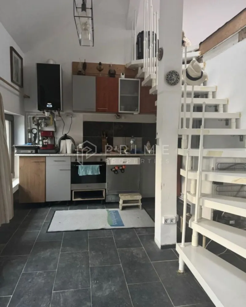 DE ÎNCHIRIAT: Casă Spațioasă cu 4 Camere + Mansardă | Valea Iubirii - Cauți o locuință generoasă, cu mult spațiu verde și acces rapid la facilitățile orașului? Îți propunem spre închiriere o casă primitoare, ideală pentru o familie care își dorește confort și intimitate.

Detalii principale:
Compartimentare: 4 camere spațioase + mansardă.
Suprafață Utilă: 200 mp.
Teren: 1.700 mp – un spațiu vast, perfect pentru activități în aer liber, relaxare sau grădinărit.
Stare: Locuința este complet mobilată și utilată, pregătită pentru mutarea imediată.
Confort Termic: Încălzire eficientă prin centrală proprie pe gaz.
Design: Interior luminos, pereți zugrăviți în alb, pardoseli din gresie, totul pentru un aspect modern și curat.
Plus de Confort: Balcon pentru momentele de relaxare și o priveliște plăcută asupra zonei.

Localizare:
Poziționare excelentă în apropierea mall-ului Shopping City Târgu Mureș, oferind acces rapid către zone comerciale, restaurante și principalele puncte de interes ale orașului.

Promisiunea Prime Properties: Vă oferim siguranță, transparență și servicii impecabile pe tot parcursul drumului către casa ideală. Dacă această proprietate nu corespunde nevoilor dumneavoastră, lăsați-ne să găsim alternativa potrivită stilului dumneavoastră de viață.

📞 Pentru informații suplimentare sau pentru a programa o vizionare, vă invităm să ne contactați!