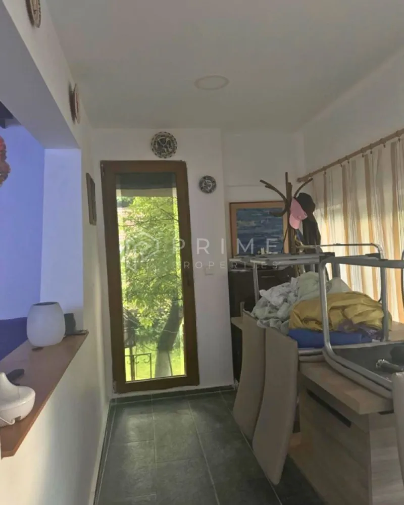 DE ÎNCHIRIAT: Casă Spațioasă cu 4 Camere + Mansardă | Valea Iubirii - Cauți o locuință generoasă, cu mult spațiu verde și acces rapid la facilitățile orașului? Îți propunem spre închiriere o casă primitoare, ideală pentru o familie care își dorește confort și intimitate.

Detalii principale:
Compartimentare: 4 camere spațioase + mansardă.
Suprafață Utilă: 200 mp.
Teren: 1.700 mp – un spațiu vast, perfect pentru activități în aer liber, relaxare sau grădinărit.
Stare: Locuința este complet mobilată și utilată, pregătită pentru mutarea imediată.
Confort Termic: Încălzire eficientă prin centrală proprie pe gaz.
Design: Interior luminos, pereți zugrăviți în alb, pardoseli din gresie, totul pentru un aspect modern și curat.
Plus de Confort: Balcon pentru momentele de relaxare și o priveliște plăcută asupra zonei.

Localizare:
Poziționare excelentă în apropierea mall-ului Shopping City Târgu Mureș, oferind acces rapid către zone comerciale, restaurante și principalele puncte de interes ale orașului.

Promisiunea Prime Properties: Vă oferim siguranță, transparență și servicii impecabile pe tot parcursul drumului către casa ideală. Dacă această proprietate nu corespunde nevoilor dumneavoastră, lăsați-ne să găsim alternativa potrivită stilului dumneavoastră de viață.

📞 Pentru informații suplimentare sau pentru a programa o vizionare, vă invităm să ne contactați!