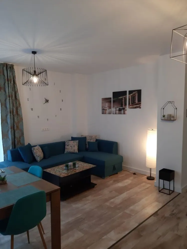 Apartament cochet in spate la Mall - Direkt Imobiliare propune spre inchiriere apartament cochet in zona Calea Moldovei in spate la Mall . 
Imobilul este poziționat la etajul 2 , are o suprafata utila de 59 mp si este compus din living cu bucatarie, 1 dormitor , 1 baie , 1 balcon , loc de parcare in garaj ! 
Se inchiriaza mobilat si utilat in totalitate !