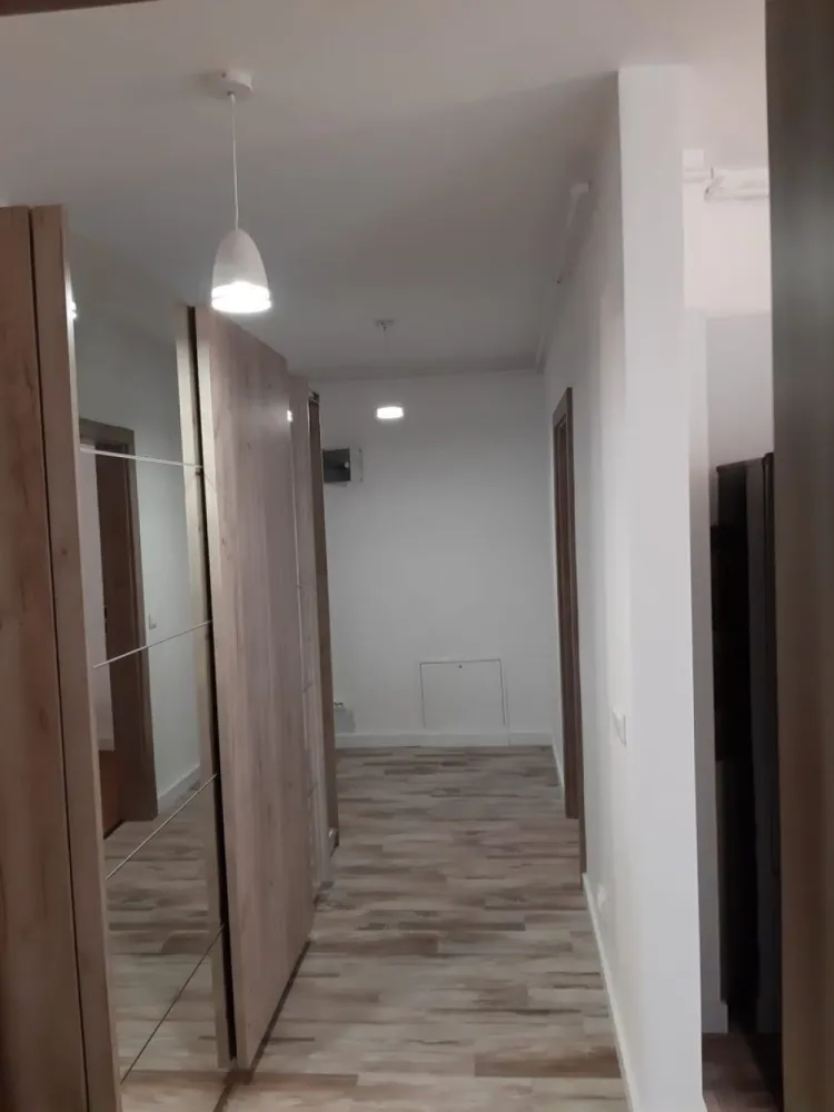 Apartament cochet in spate la Mall - Direkt Imobiliare propune spre inchiriere apartament cochet in zona Calea Moldovei in spate la Mall . 
Imobilul este poziționat la etajul 2 , are o suprafata utila de 59 mp si este compus din living cu bucatarie, 1 dormitor , 1 baie , 1 balcon , loc de parcare in garaj ! 
Se inchiriaza mobilat si utilat in totalitate !