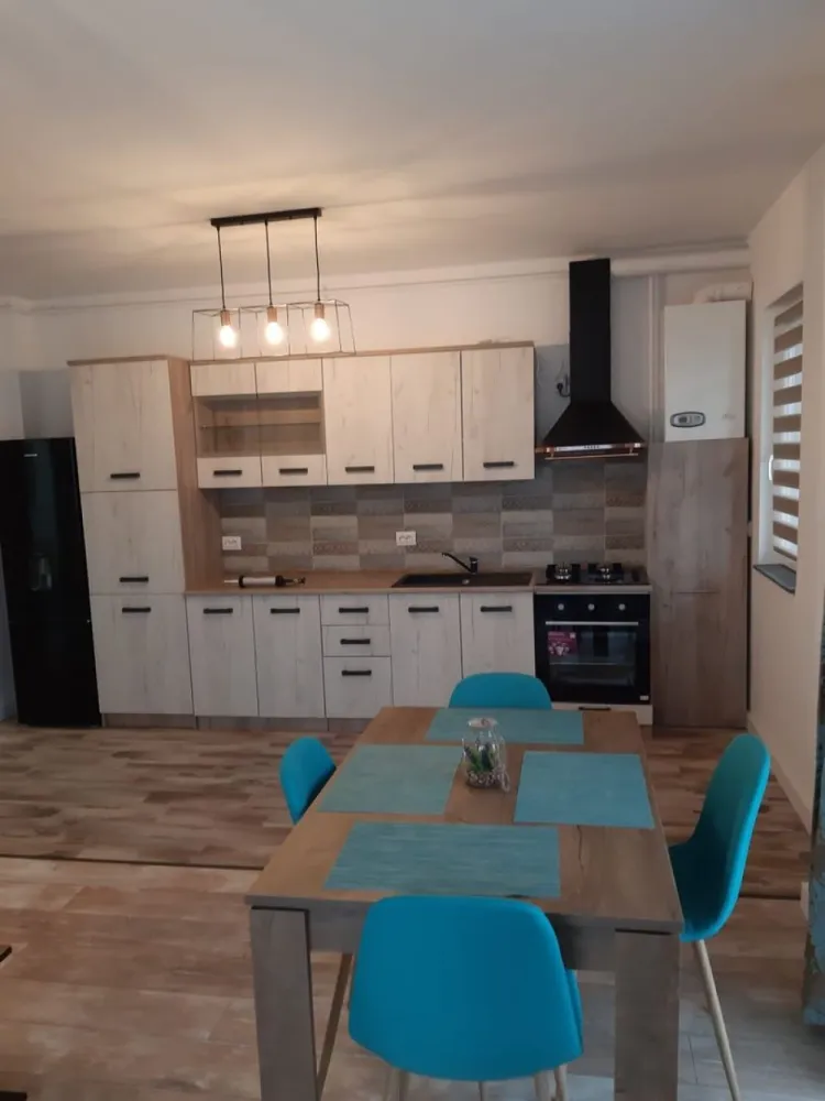 Apartament cochet in spate la Mall - Direkt Imobiliare propune spre inchiriere apartament cochet in zona Calea Moldovei in spate la Mall . 
Imobilul este poziționat la etajul 2 , are o suprafata utila de 59 mp si este compus din living cu bucatarie, 1 dormitor , 1 baie , 1 balcon , loc de parcare in garaj ! 
Se inchiriaza mobilat si utilat in totalitate !
