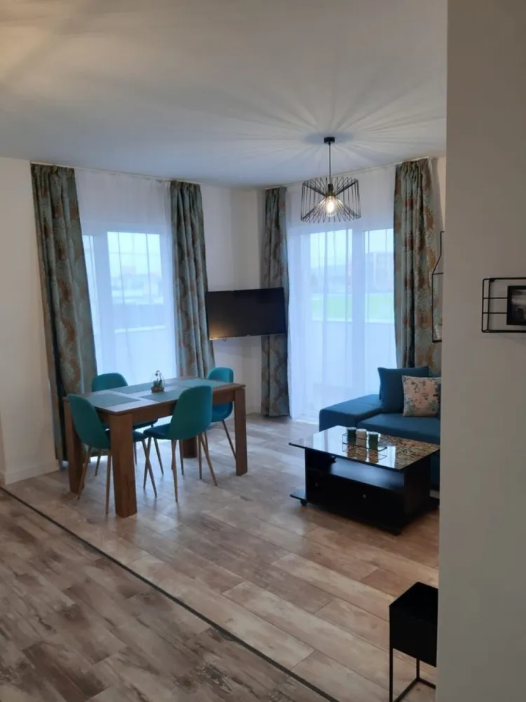 Apartament cochet in spate la Mall - Direkt Imobiliare propune spre inchiriere apartament cochet in zona Calea Moldovei in spate la Mall . 
Imobilul este poziționat la etajul 2 , are o suprafata utila de 59 mp si este compus din living cu bucatarie, 1 dormitor , 1 baie , 1 balcon , loc de parcare in garaj ! 
Se inchiriaza mobilat si utilat in totalitate !