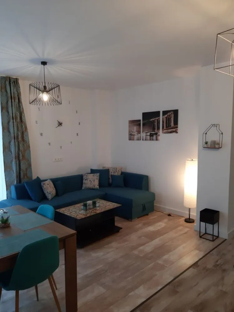 Apartament cochet in spate la Mall - Direkt Imobiliare propune spre inchiriere apartament cochet in zona Calea Moldovei in spate la Mall . 
Imobilul este poziționat la etajul 2 , are o suprafata utila de 59 mp si este compus din living cu bucatarie, 1 dormitor , 1 baie , 1 balcon , loc de parcare in garaj ! 
Se inchiriaza mobilat si utilat in totalitate !