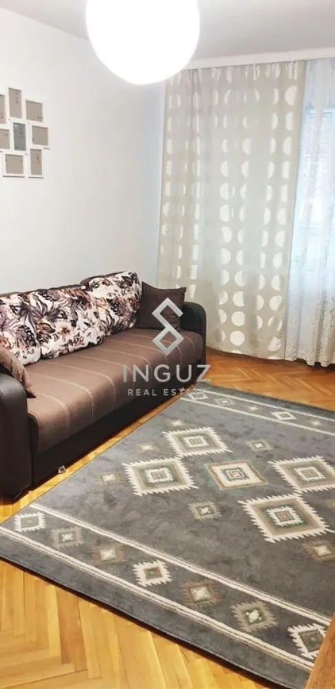 APARTAMENT 3 CAMERE DE ÎNCHIRIAT – TINERETULUI | PARCARE INCLUSĂ - APARTAMENT 3 CAMERE DE ÎNCHIRIAT – TINERETULUI | PARCARE INCLUSĂ

⬇️ العربية بالأسفل ⬇️

Disponibil imediat!

Vă prezentăm un apartament spațios cu 3 camere, situat într-una dintre cele mai apreciate zone din București – Tineretului, la doar câteva minute de stația de metrou și de Parcul Tineretului. Zona este recunoscută pentru accesul rapid către centrul orașului, numeroasele spații verzi și conexiunile excelente de transport.

Detalii proprietate:
• 3 camere
• Suprafață utilă: 70 mp
• Compartimentare decomandată
• Etaj 4
• Complet mobilat și utilat
• Loc de parcare inclus
• Apartament luminos și bine întreținut
• Ideal pentru familie, cuplu sau profesioniști

Localizare excelentă:
• Strada Trestiana, Sector 4
• Aproximativ 7 minute de mers până la metrou Tineretului
• La câțiva pași de Parcul Tineretului
• Acces rapid către Piața Unirii, Timpuri Noi și centrul orașului
• În apropiere de magazine, școli, grădinițe, restaurante și mijloace de transport în comun.

Chirie: 650 Euro / lună

Comision agenție: 50% din valoarea primei luni de chirie + TVA.

━━━━━━━━━━━━━━━━━━━━

شقة 3 غرف للإيجار – Tineretului | موقف سيارة شامل

متوفرة للسكن فوراً.

شقة واسعة ومريحة تقع في منطقة Tineretului المميزة في القطاع الرابع من بوخارست، على بعد دقائق قليلة من محطة المترو ومن حديقة Tineretului، إحدى أكبر وأجمل الحدائق في المدينة.

مواصفات الشقة:
• 3 غرف
• مساحة 70 متر مربع
• تقسيم منفصل
• الطابق الرابع
• مفروشة ومجهزة بالكامل
• موقف سيارة خاص
• إضاءة طبيعية ممتازة
• مناسبة للعائلات أو الأزواج أو الموظفين

مميزات الموقع:
• بالقرب من المترو
• بالقرب من الحديقة
• وصول سريع إلى وسط بوخارست
• مدارس، حضانات، متاجر وخدمات متنوعة على مسافة قصيرة

الإيجار: 650 يورو شهرياً

عمولة المكتب: 50٪ من قيمة أول شهر إيجار + الضريبة

Inguz Real Estate
📱 +40 774 017 567
📱 +40 724 922 092
✉️ info.inguzrealestate.com