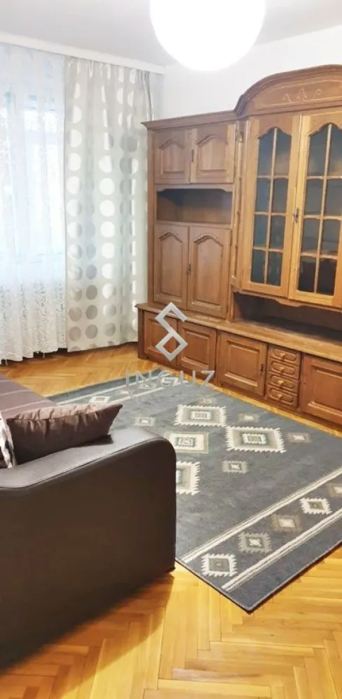 APARTAMENT 3 CAMERE DE ÎNCHIRIAT – TINERETULUI | PARCARE INCLUSĂ - APARTAMENT 3 CAMERE DE ÎNCHIRIAT – TINERETULUI | PARCARE INCLUSĂ

⬇️ العربية بالأسفل ⬇️

Disponibil imediat!

Vă prezentăm un apartament spațios cu 3 camere, situat într-una dintre cele mai apreciate zone din București – Tineretului, la doar câteva minute de stația de metrou și de Parcul Tineretului. Zona este recunoscută pentru accesul rapid către centrul orașului, numeroasele spații verzi și conexiunile excelente de transport.

Detalii proprietate:
• 3 camere
• Suprafață utilă: 70 mp
• Compartimentare decomandată
• Etaj 4
• Complet mobilat și utilat
• Loc de parcare inclus
• Apartament luminos și bine întreținut
• Ideal pentru familie, cuplu sau profesioniști

Localizare excelentă:
• Strada Trestiana, Sector 4
• Aproximativ 7 minute de mers până la metrou Tineretului
• La câțiva pași de Parcul Tineretului
• Acces rapid către Piața Unirii, Timpuri Noi și centrul orașului
• În apropiere de magazine, școli, grădinițe, restaurante și mijloace de transport în comun.

Chirie: 650 Euro / lună

Comision agenție: 50% din valoarea primei luni de chirie + TVA.

━━━━━━━━━━━━━━━━━━━━

شقة 3 غرف للإيجار – Tineretului | موقف سيارة شامل

متوفرة للسكن فوراً.

شقة واسعة ومريحة تقع في منطقة Tineretului المميزة في القطاع الرابع من بوخارست، على بعد دقائق قليلة من محطة المترو ومن حديقة Tineretului، إحدى أكبر وأجمل الحدائق في المدينة.

مواصفات الشقة:
• 3 غرف
• مساحة 70 متر مربع
• تقسيم منفصل
• الطابق الرابع
• مفروشة ومجهزة بالكامل
• موقف سيارة خاص
• إضاءة طبيعية ممتازة
• مناسبة للعائلات أو الأزواج أو الموظفين

مميزات الموقع:
• بالقرب من المترو
• بالقرب من الحديقة
• وصول سريع إلى وسط بوخارست
• مدارس، حضانات، متاجر وخدمات متنوعة على مسافة قصيرة

الإيجار: 650 يورو شهرياً

عمولة المكتب: 50٪ من قيمة أول شهر إيجار + الضريبة

Inguz Real Estate
📱 +40 774 017 567
📱 +40 724 922 092
✉️ info.inguzrealestate.com
