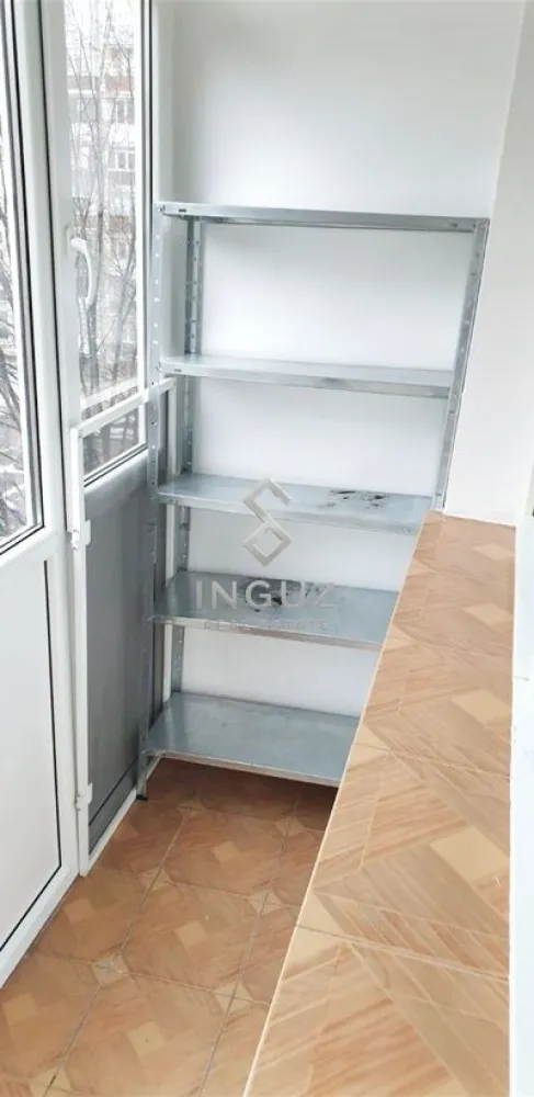 APARTAMENT 3 CAMERE DE ÎNCHIRIAT – TINERETULUI | PARCARE INCLUSĂ - APARTAMENT 3 CAMERE DE ÎNCHIRIAT – TINERETULUI | PARCARE INCLUSĂ

⬇️ العربية بالأسفل ⬇️

Disponibil imediat!

Vă prezentăm un apartament spațios cu 3 camere, situat într-una dintre cele mai apreciate zone din București – Tineretului, la doar câteva minute de stația de metrou și de Parcul Tineretului. Zona este recunoscută pentru accesul rapid către centrul orașului, numeroasele spații verzi și conexiunile excelente de transport.

Detalii proprietate:
• 3 camere
• Suprafață utilă: 70 mp
• Compartimentare decomandată
• Etaj 4
• Complet mobilat și utilat
• Loc de parcare inclus
• Apartament luminos și bine întreținut
• Ideal pentru familie, cuplu sau profesioniști

Localizare excelentă:
• Strada Trestiana, Sector 4
• Aproximativ 7 minute de mers până la metrou Tineretului
• La câțiva pași de Parcul Tineretului
• Acces rapid către Piața Unirii, Timpuri Noi și centrul orașului
• În apropiere de magazine, școli, grădinițe, restaurante și mijloace de transport în comun.

Chirie: 650 Euro / lună

Comision agenție: 50% din valoarea primei luni de chirie + TVA.

━━━━━━━━━━━━━━━━━━━━

شقة 3 غرف للإيجار – Tineretului | موقف سيارة شامل

متوفرة للسكن فوراً.

شقة واسعة ومريحة تقع في منطقة Tineretului المميزة في القطاع الرابع من بوخارست، على بعد دقائق قليلة من محطة المترو ومن حديقة Tineretului، إحدى أكبر وأجمل الحدائق في المدينة.

مواصفات الشقة:
• 3 غرف
• مساحة 70 متر مربع
• تقسيم منفصل
• الطابق الرابع
• مفروشة ومجهزة بالكامل
• موقف سيارة خاص
• إضاءة طبيعية ممتازة
• مناسبة للعائلات أو الأزواج أو الموظفين

مميزات الموقع:
• بالقرب من المترو
• بالقرب من الحديقة
• وصول سريع إلى وسط بوخارست
• مدارس، حضانات، متاجر وخدمات متنوعة على مسافة قصيرة

الإيجار: 650 يورو شهرياً

عمولة المكتب: 50٪ من قيمة أول شهر إيجار + الضريبة

Inguz Real Estate
📱 +40 774 017 567
📱 +40 724 922 092
✉️ info.inguzrealestate.com