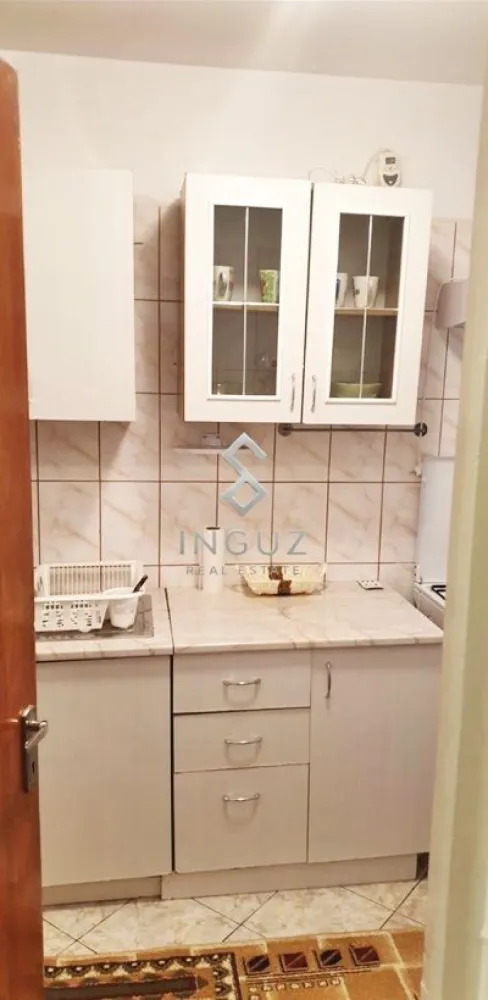 APARTAMENT 3 CAMERE DE ÎNCHIRIAT – TINERETULUI | PARCARE INCLUSĂ - APARTAMENT 3 CAMERE DE ÎNCHIRIAT – TINERETULUI | PARCARE INCLUSĂ

⬇️ العربية بالأسفل ⬇️

Disponibil imediat!

Vă prezentăm un apartament spațios cu 3 camere, situat într-una dintre cele mai apreciate zone din București – Tineretului, la doar câteva minute de stația de metrou și de Parcul Tineretului. Zona este recunoscută pentru accesul rapid către centrul orașului, numeroasele spații verzi și conexiunile excelente de transport.

Detalii proprietate:
• 3 camere
• Suprafață utilă: 70 mp
• Compartimentare decomandată
• Etaj 4
• Complet mobilat și utilat
• Loc de parcare inclus
• Apartament luminos și bine întreținut
• Ideal pentru familie, cuplu sau profesioniști

Localizare excelentă:
• Strada Trestiana, Sector 4
• Aproximativ 7 minute de mers până la metrou Tineretului
• La câțiva pași de Parcul Tineretului
• Acces rapid către Piața Unirii, Timpuri Noi și centrul orașului
• În apropiere de magazine, școli, grădinițe, restaurante și mijloace de transport în comun.

Chirie: 650 Euro / lună

Comision agenție: 50% din valoarea primei luni de chirie + TVA.

━━━━━━━━━━━━━━━━━━━━

شقة 3 غرف للإيجار – Tineretului | موقف سيارة شامل

متوفرة للسكن فوراً.

شقة واسعة ومريحة تقع في منطقة Tineretului المميزة في القطاع الرابع من بوخارست، على بعد دقائق قليلة من محطة المترو ومن حديقة Tineretului، إحدى أكبر وأجمل الحدائق في المدينة.

مواصفات الشقة:
• 3 غرف
• مساحة 70 متر مربع
• تقسيم منفصل
• الطابق الرابع
• مفروشة ومجهزة بالكامل
• موقف سيارة خاص
• إضاءة طبيعية ممتازة
• مناسبة للعائلات أو الأزواج أو الموظفين

مميزات الموقع:
• بالقرب من المترو
• بالقرب من الحديقة
• وصول سريع إلى وسط بوخارست
• مدارس، حضانات، متاجر وخدمات متنوعة على مسافة قصيرة

الإيجار: 650 يورو شهرياً

عمولة المكتب: 50٪ من قيمة أول شهر إيجار + الضريبة

Inguz Real Estate
📱 +40 774 017 567
📱 +40 724 922 092
✉️ info.inguzrealestate.com